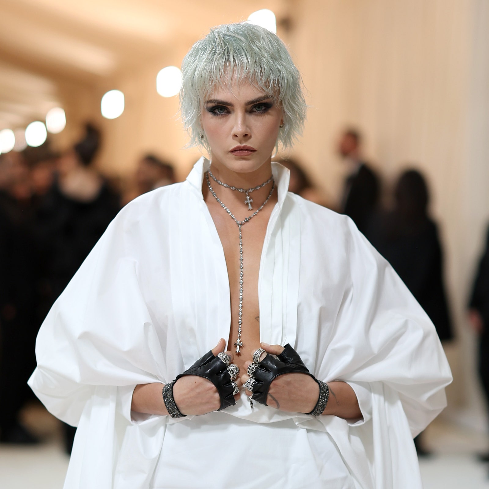 Sul red carpet del Met Gala 2023 c'erano tutti gli elementi dello stile di Karl Lagerfeld (shampoo a secco Klorane compreso)