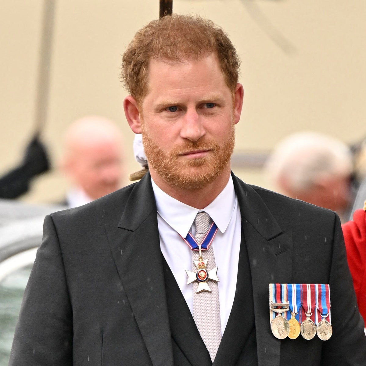 Harry sempre più solo (e isolato) all'incoronazione di Carlo III: presente fisicamente con la mente a Meghan e Archie