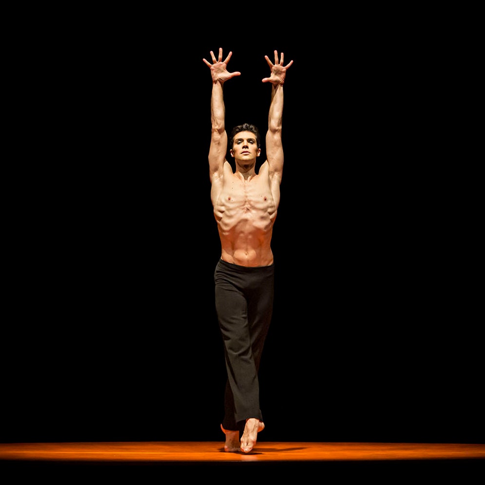 Quel tavolo rosso su cui Roberto Bolle interpreta il Boléro di Ravel con la coreografia di Béjart