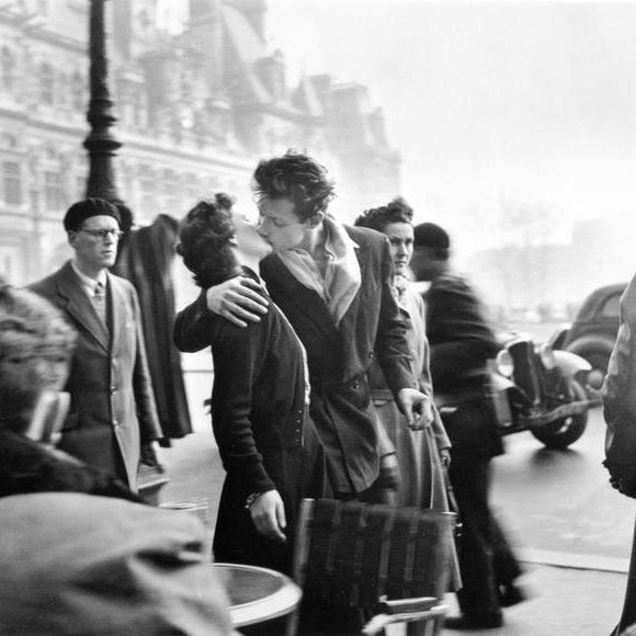 La vera storia di quel bacio “rubato” a Parigi firmato da Robert Doisneau