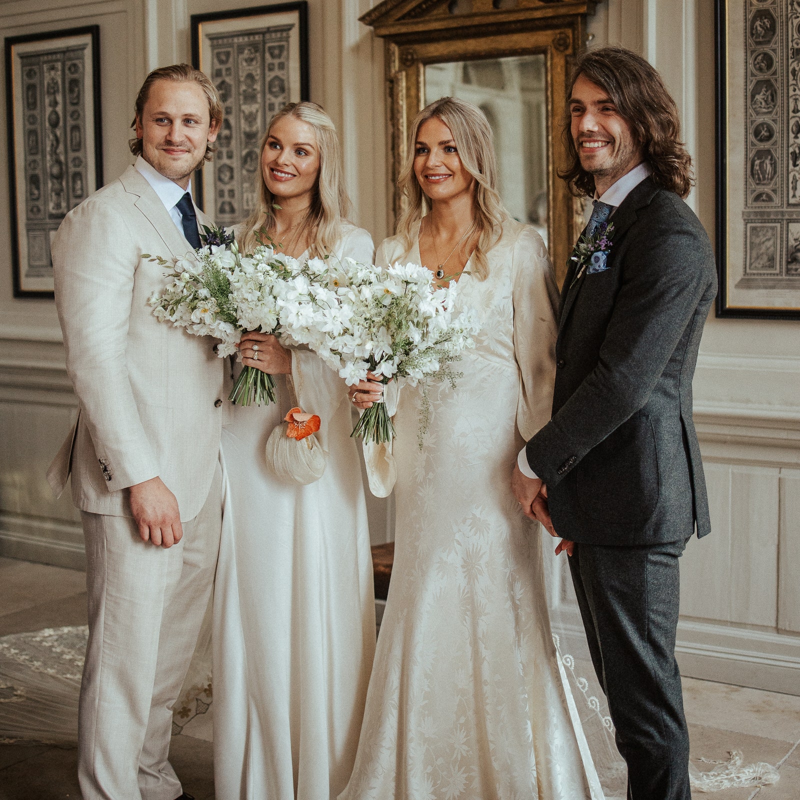 Il matrimonio doppio in campagna di due gemelle. Gli abiti da sposa erano in coordinato e d'ispirazione vintage