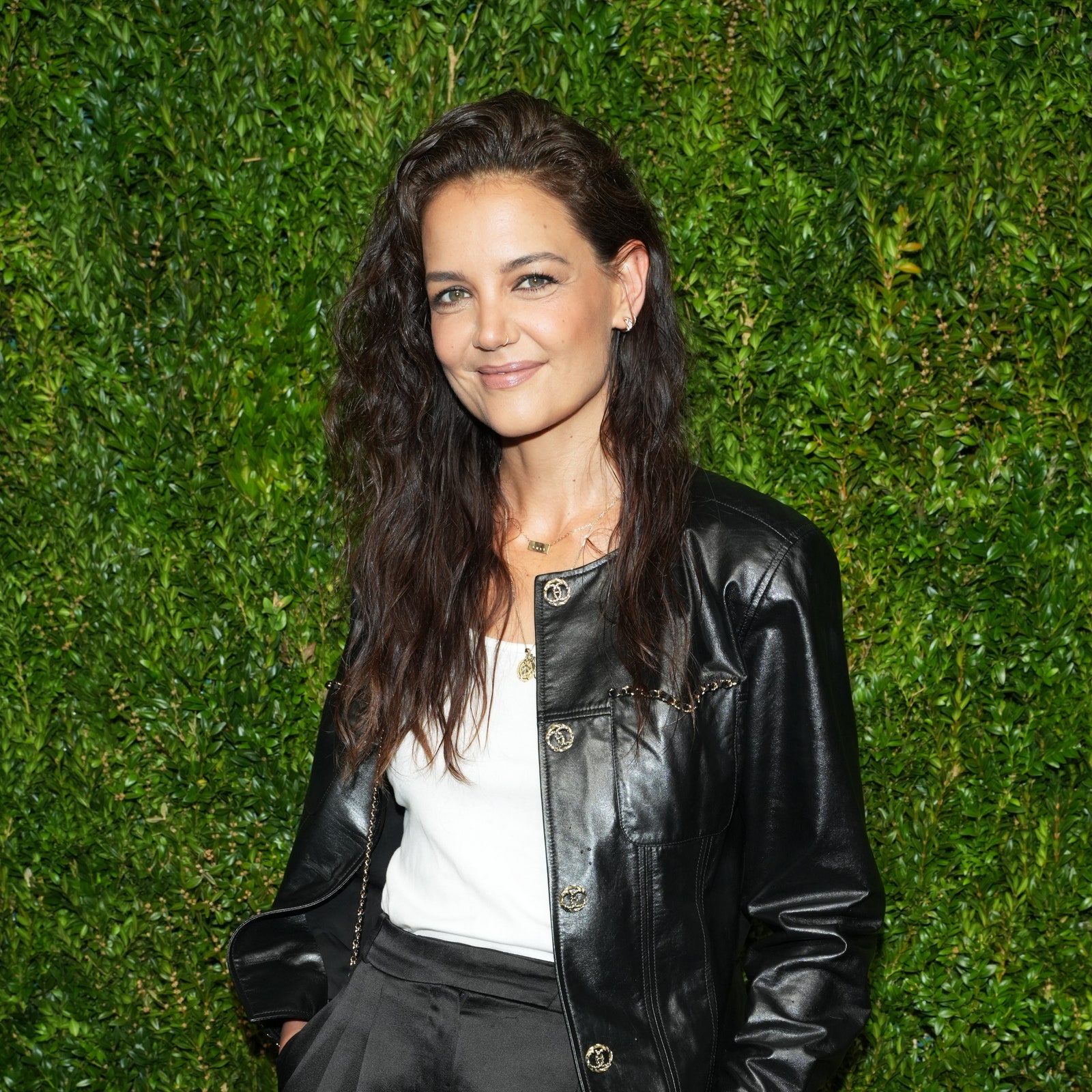 Katie Holmes sceglie il Cherry Coke, il colore di capelli dall'effetto antiage