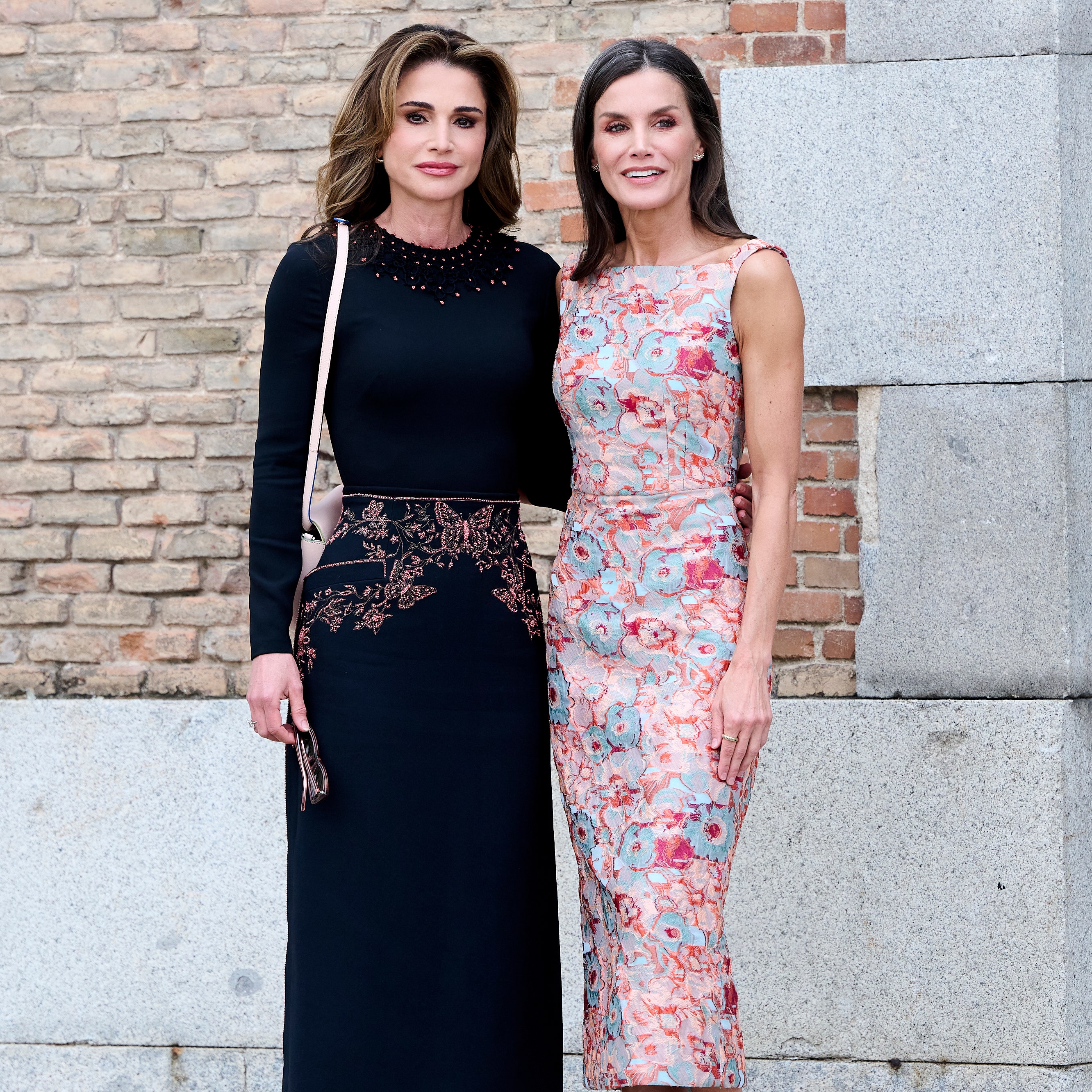 Letizia di Spagna e Rania di Giordania, Regine di eleganza in vestito midi e scarpe (quasi) coordinate