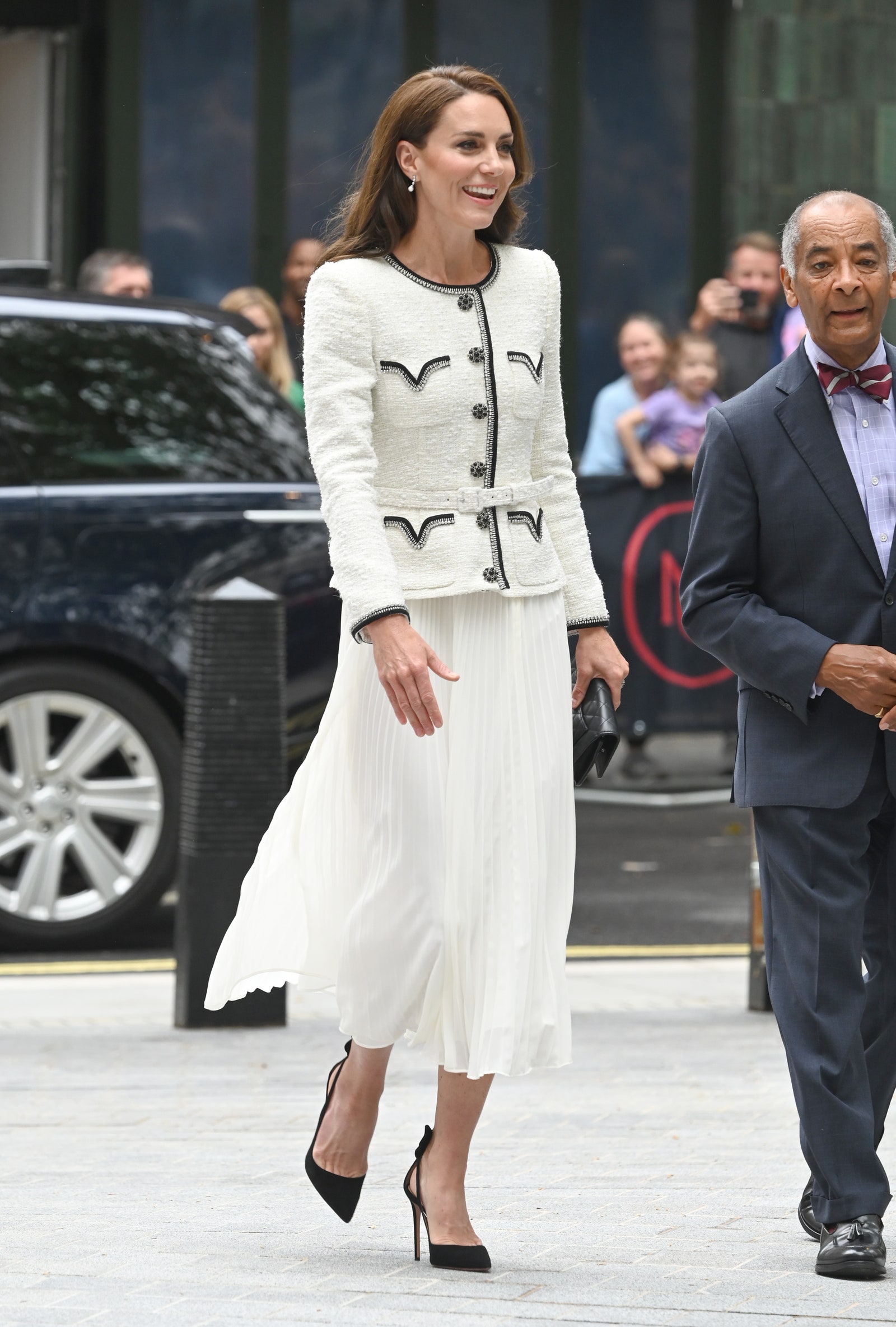 La principessa ha abbinato l'abito a slingback Aquazzura e pochette Chanel.