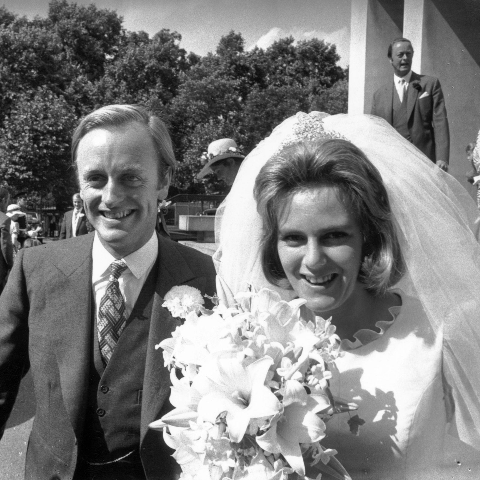 Camilla e il primo matrimonio con Andrew Parker Bowles: 51 anni fa la Regina indossò questo abito da sposa