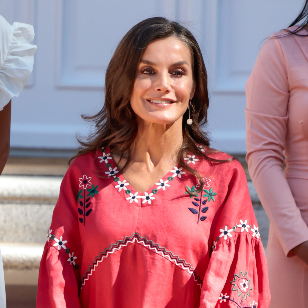 Letizia di Spagna con la blusa “hippie” crea il perfetto look reale in stile Summer of Love