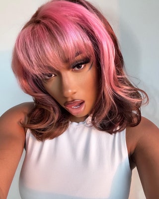 kellonderyck ha creato un look in stile Manga sui capelli della cantante e Nike Athlete Megan Thee Stallion. La frangia...