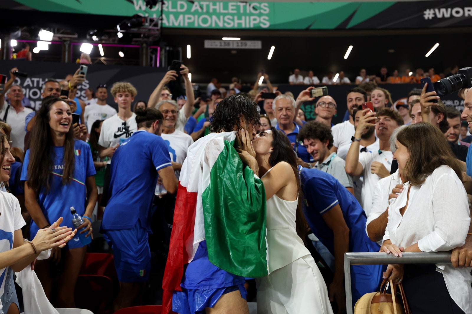 Gianmarco Tamberi dedica la medaglia d'oro di Budapest alla moglie Chiara. Un gesto d'amore che ha commosso tutti