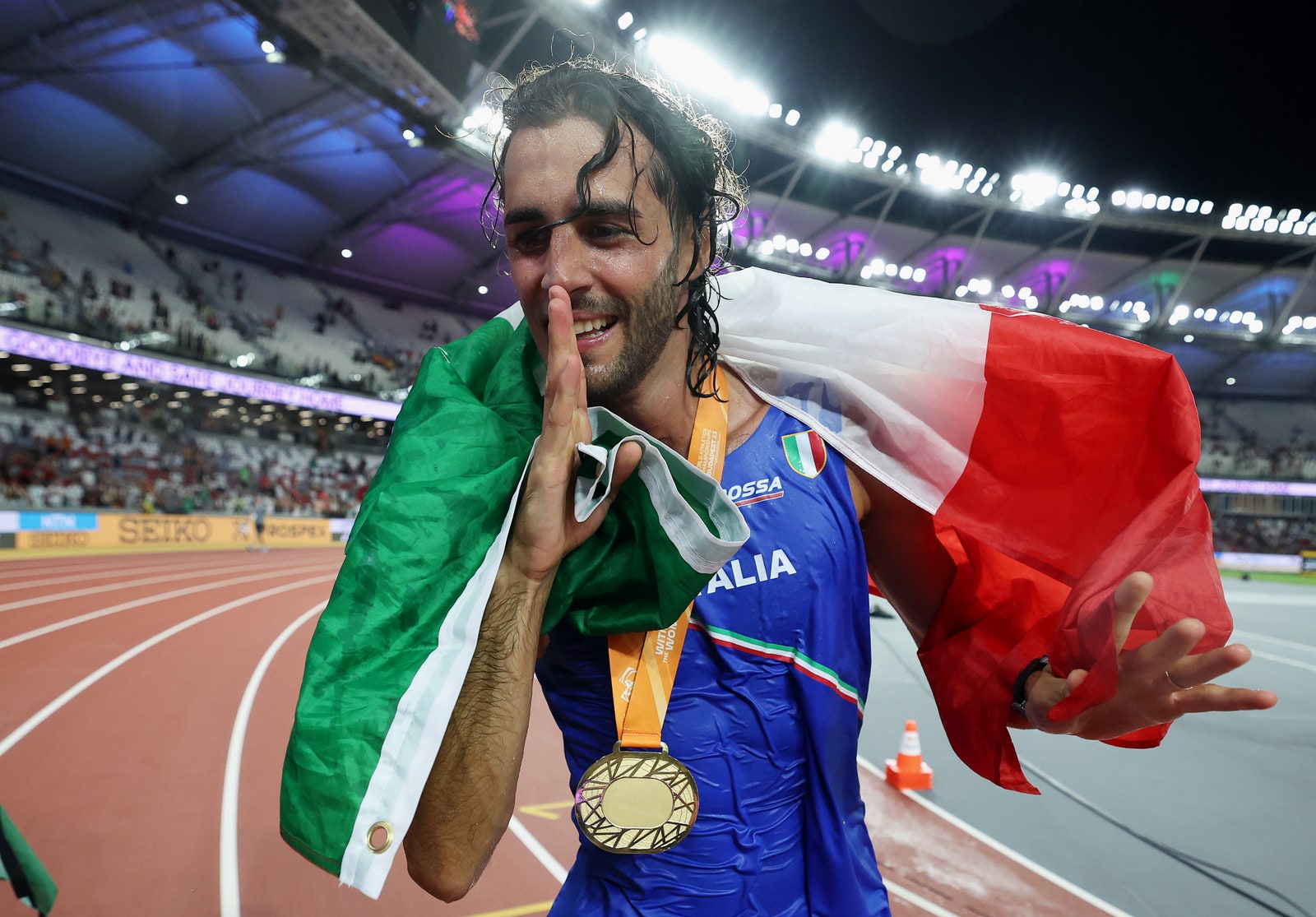 Gianmarco Tamberi dedica la medaglia d'oro di Budapest alla moglie Chiara. Un gesto d'amore che ha commosso tutti