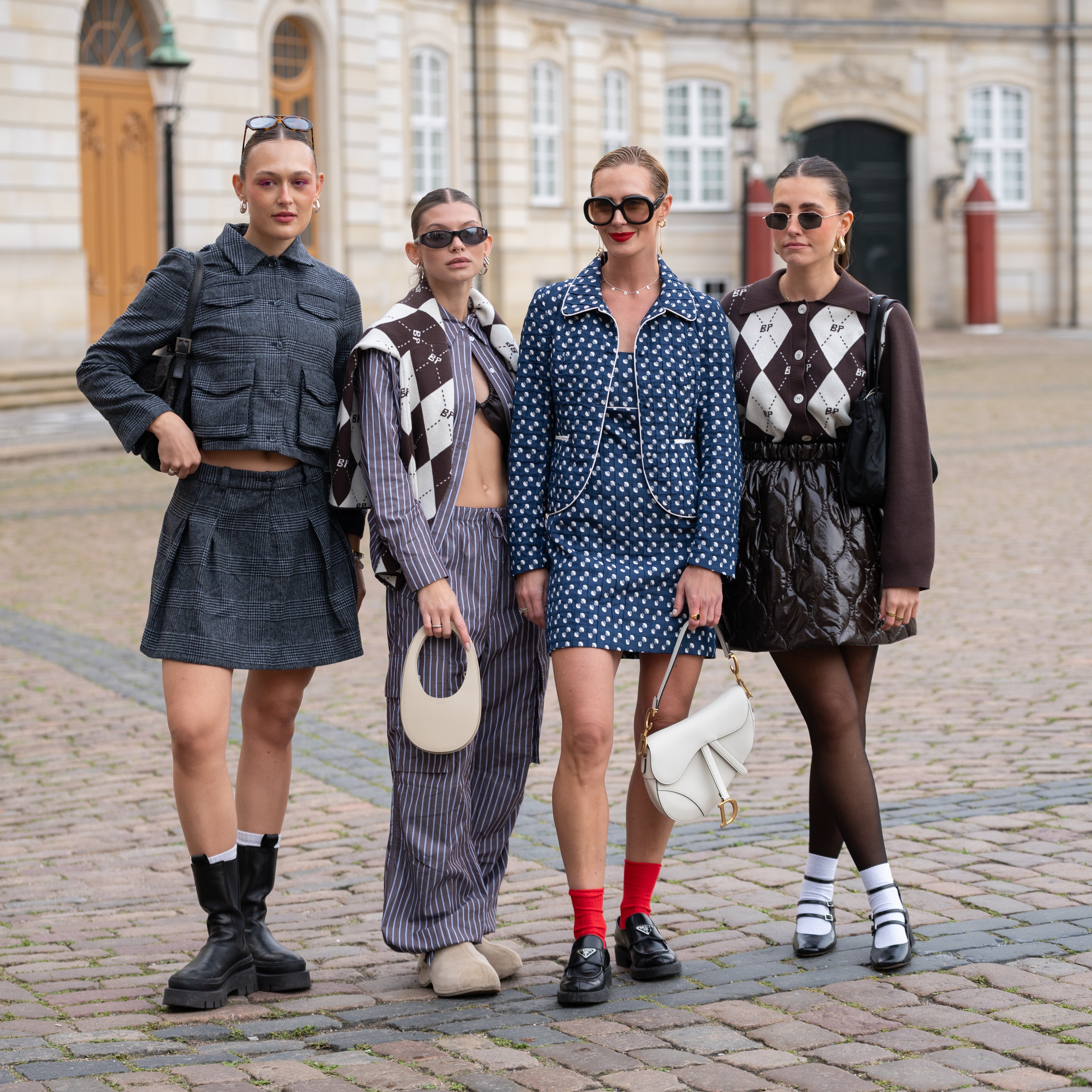 Calze + scarpe, la combo moda che fa tendenza. Ma come si abbinano? 7 outfit per non avere più dubbi