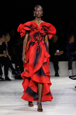 Due settimane prima della sfilata primavera estate 2024 di Alexander McQueen Sarah Burton ha annunciato l'addio alla...