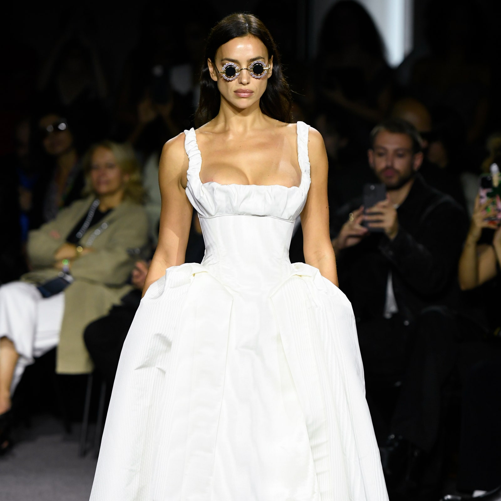 Alla sfilata Vivienne Westwood primavera estate 2024 va in scena la sposa in stile Maria Antonietta