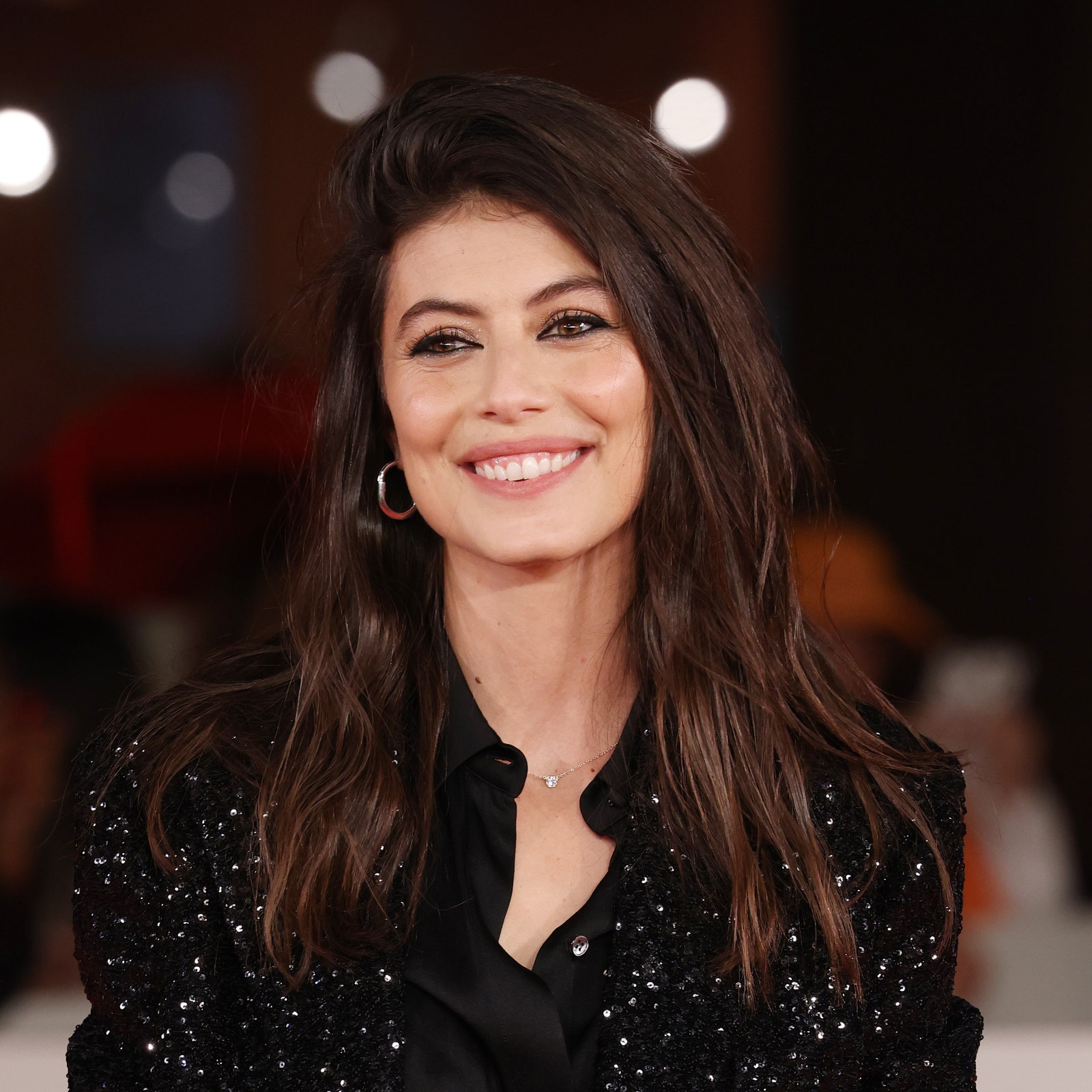 Alessandra Mastronardi disinvolta in minigonna sul red carpet della Festa del Cinema di Roma 2023