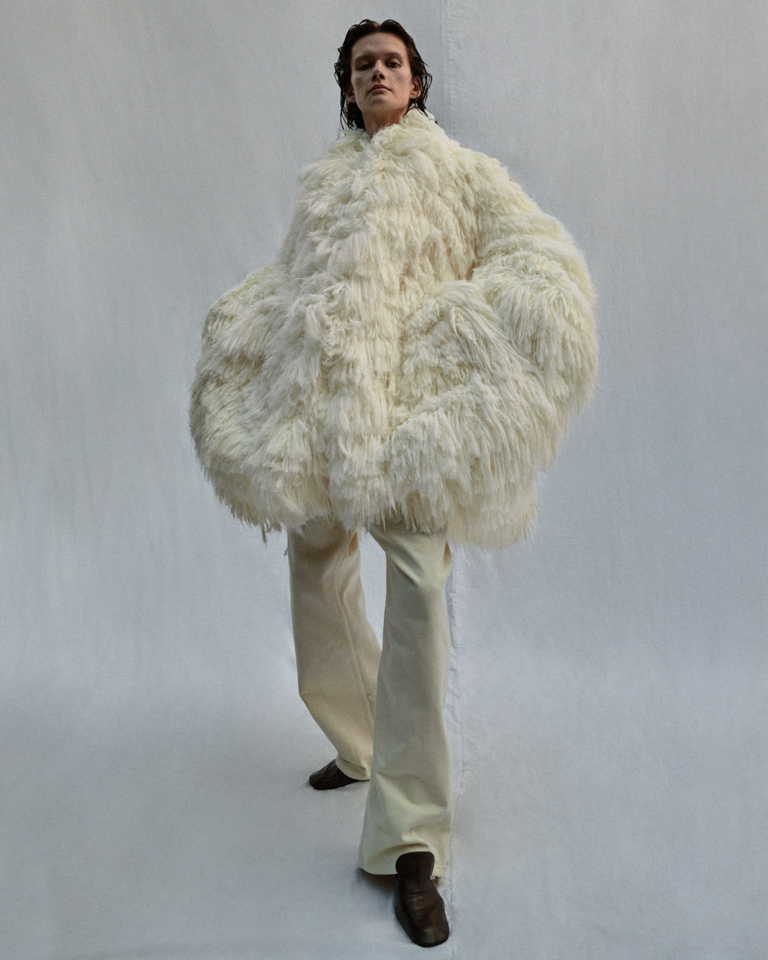 Cappotto con frange in twill di viscosa color crema . Mocassini in pelle marrone.