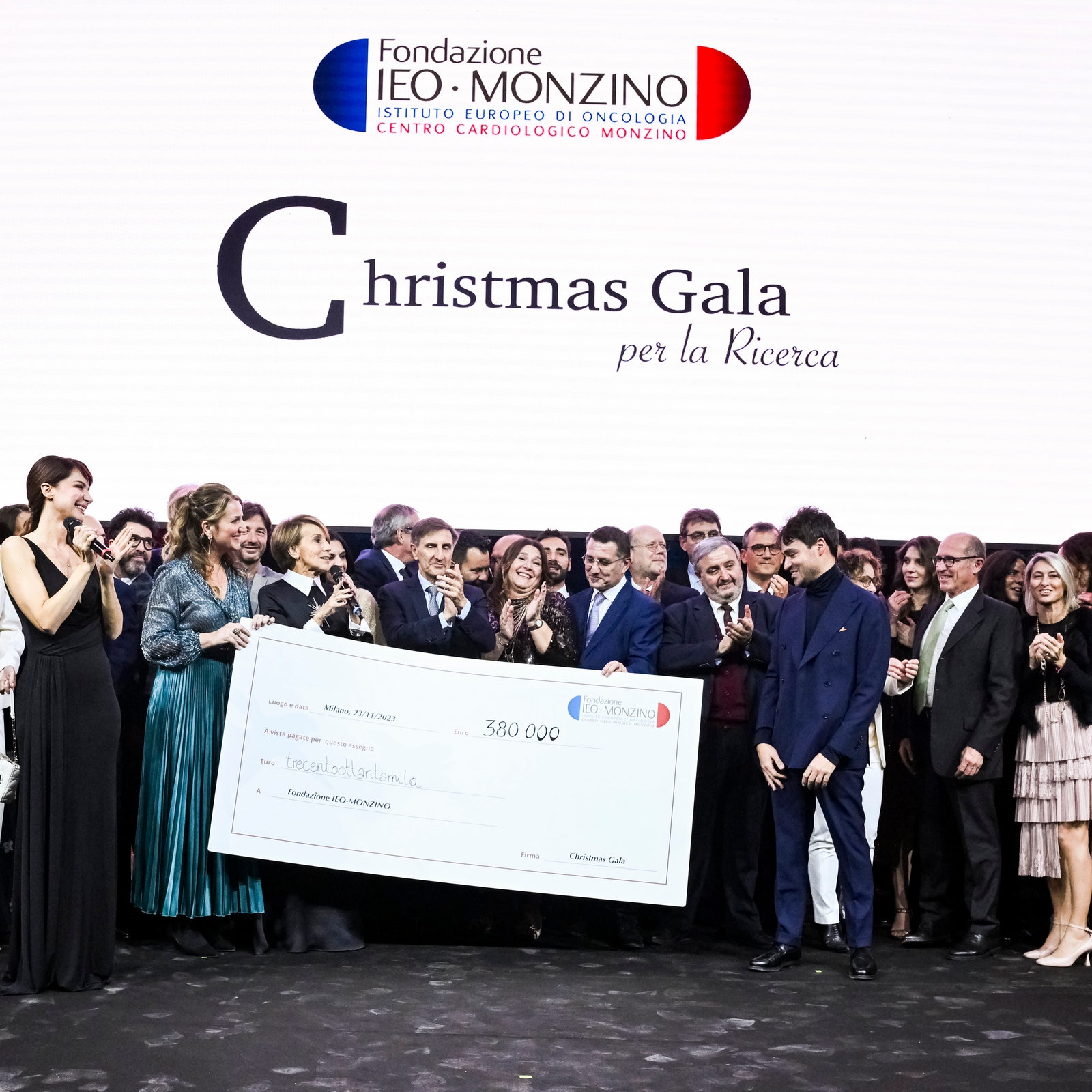 Il Christmas Gala della Fondazione IEO-Monzino a Milano, sul palco Andrea Delogu, Alexia e i medici dei due ospedali