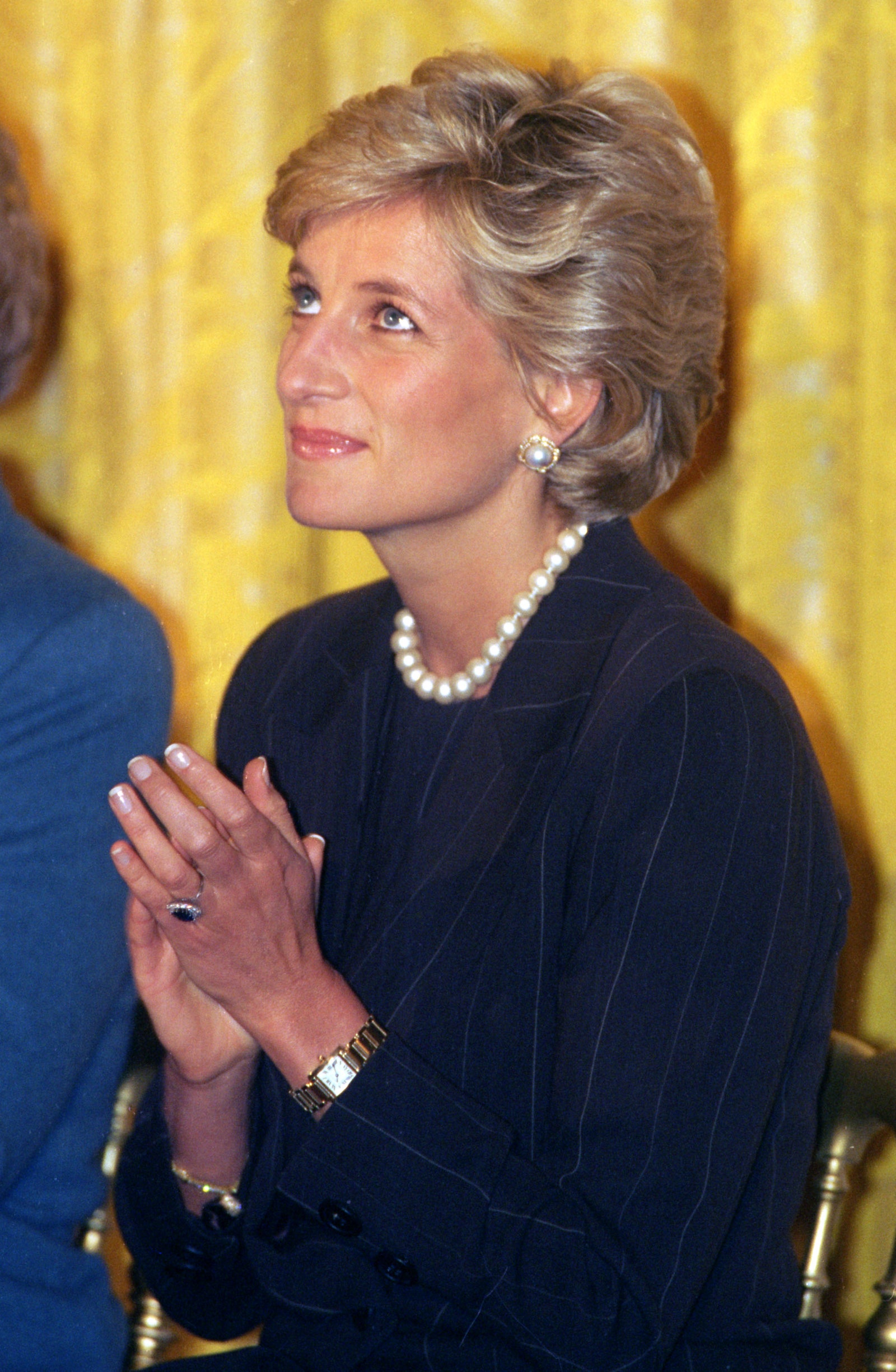 Lady Diana con la french manicure su unghie corte