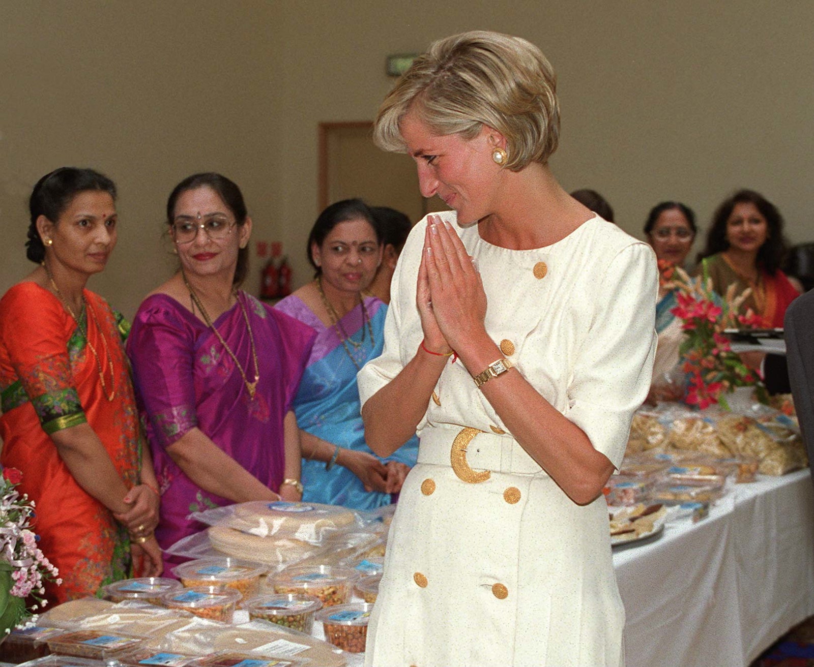 Lady Diana con la french manicure su unghie corte