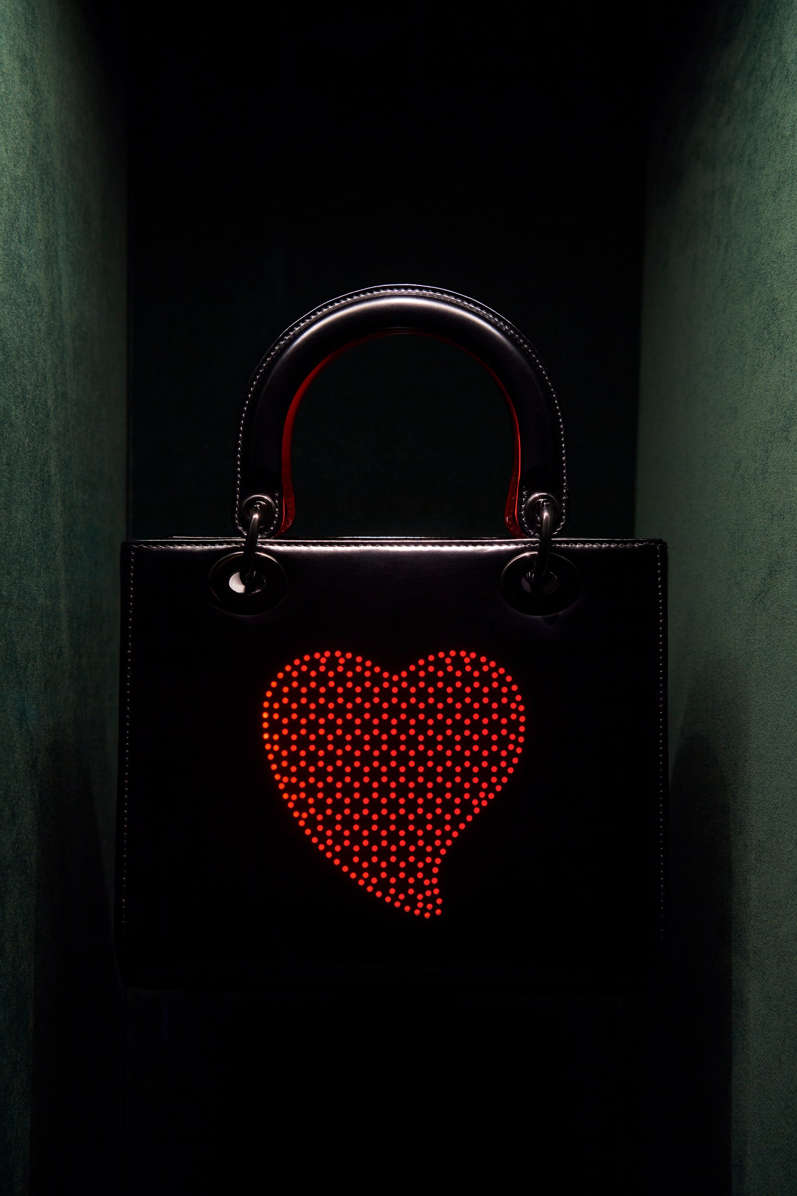 Una borsa Lady Dior con il cuore pulsante di Joana Vasconcelos.