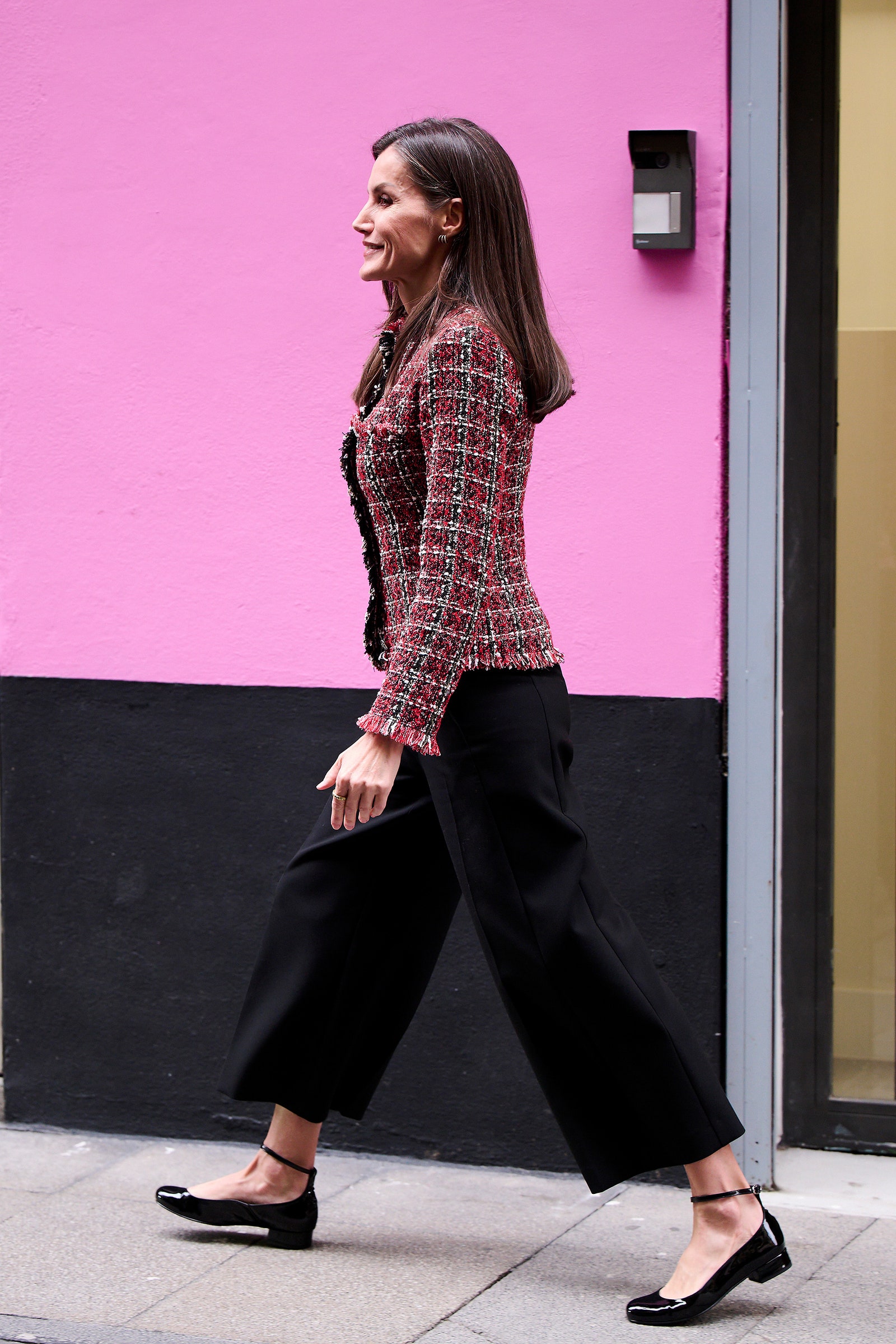 Reina Letizia con pantalones anchos y zapatos Mary Jane.