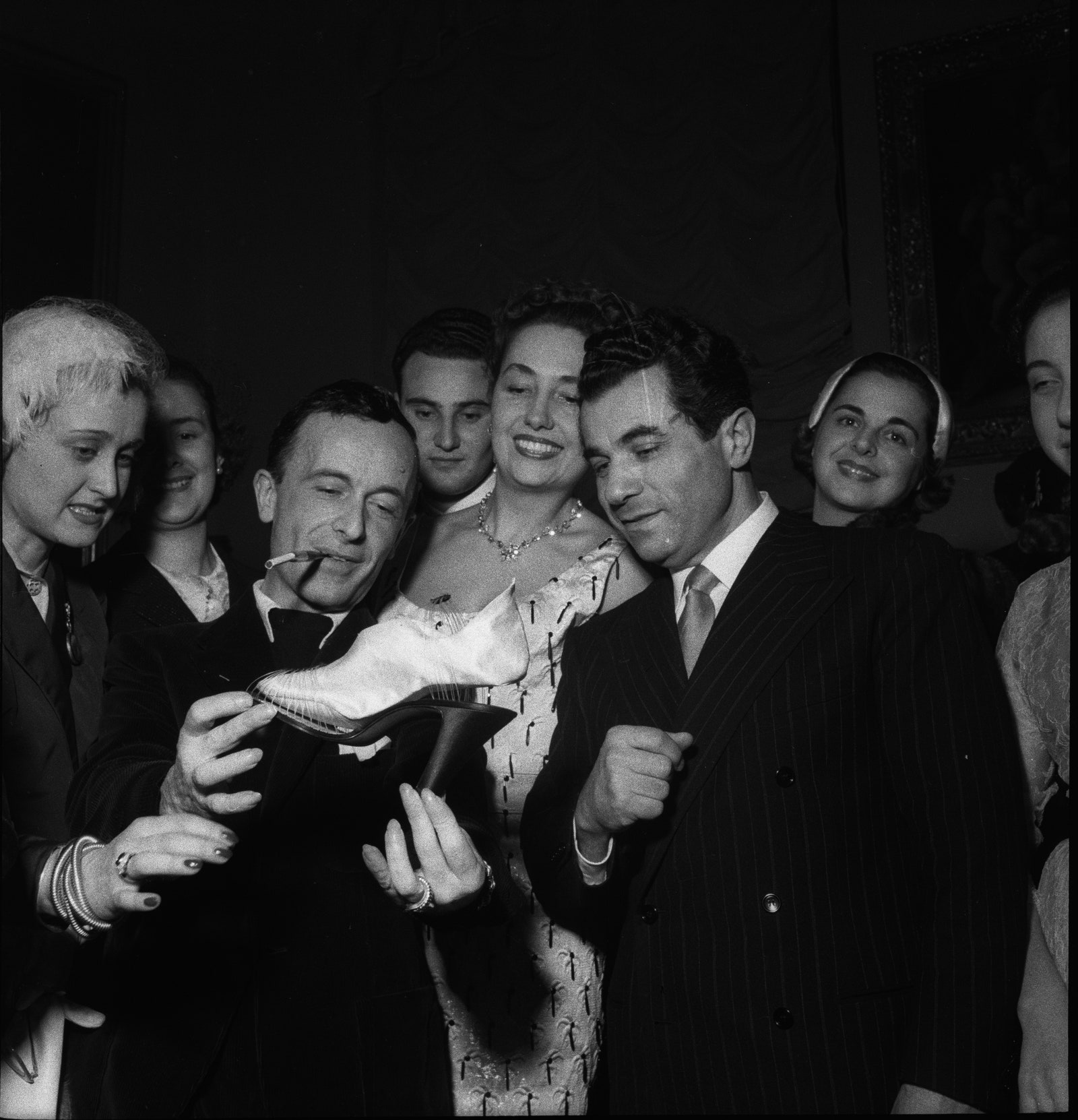 Salvatore Ferragamo durante la presentazione di una delle sue Creations 1953