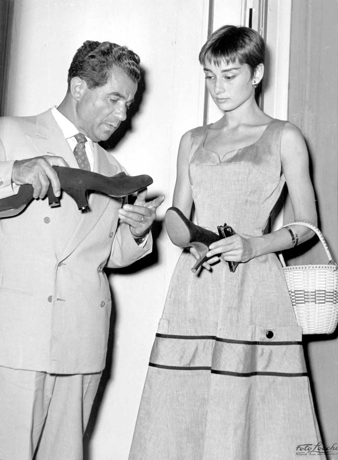 Salvatore Ferragamo presenta ad Audrey Hepburn alcuni modelli di calzature in occasione della visita dellattrice a...