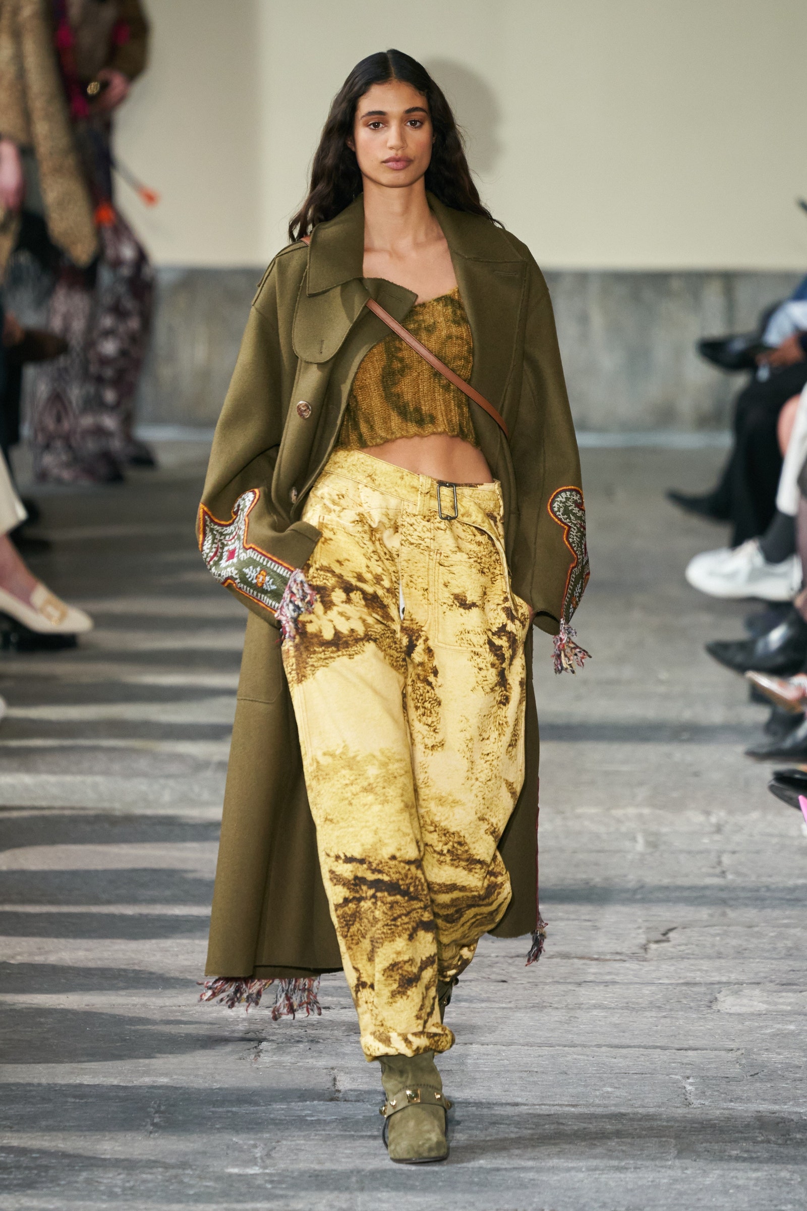 Malika El Maslouhi durante lo show Etro autunno inverno 2022 2023