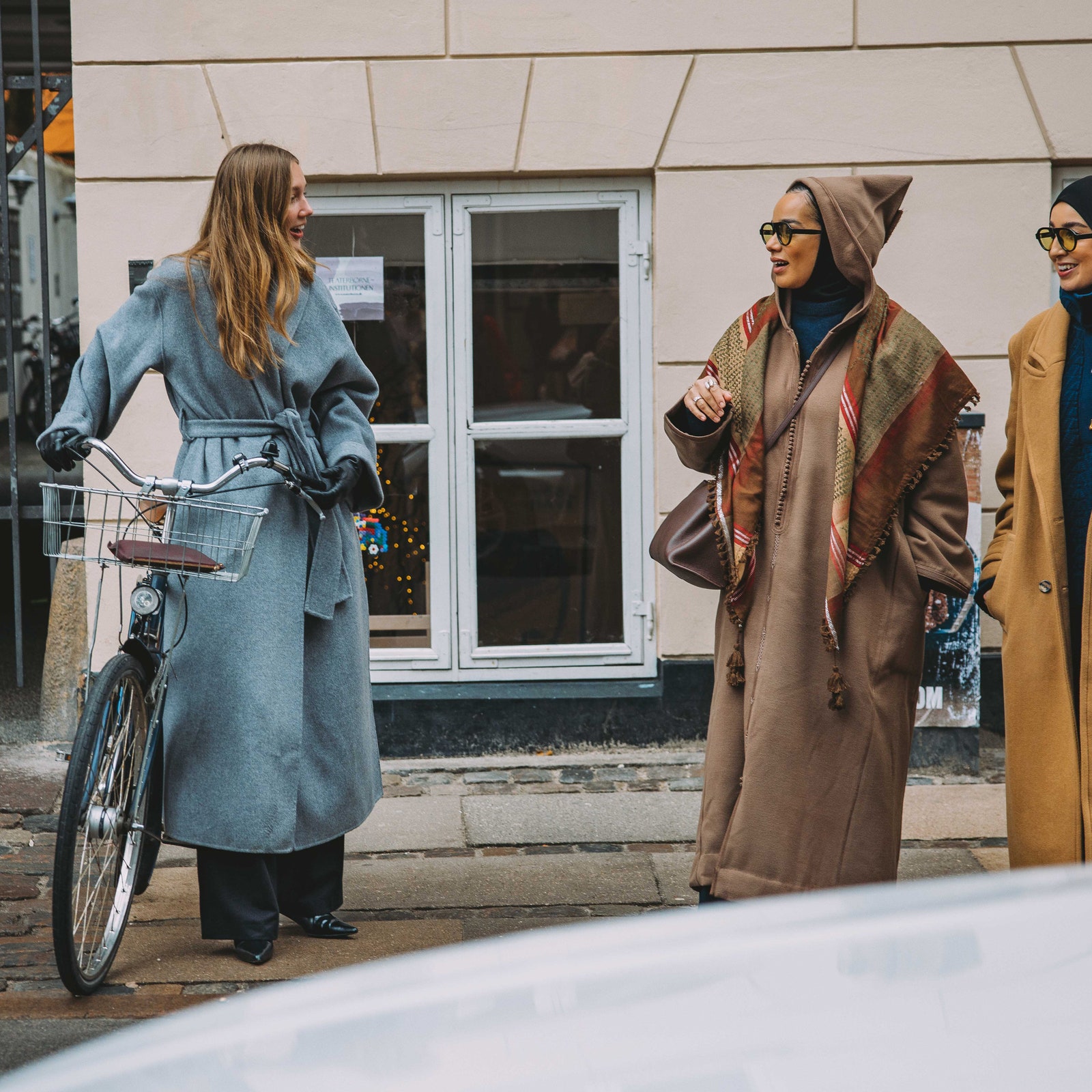 Street style: alla Copenhagen Fashion Week autunno inverno 2024 2025 la moda è stratificata. Ecco i migliori look