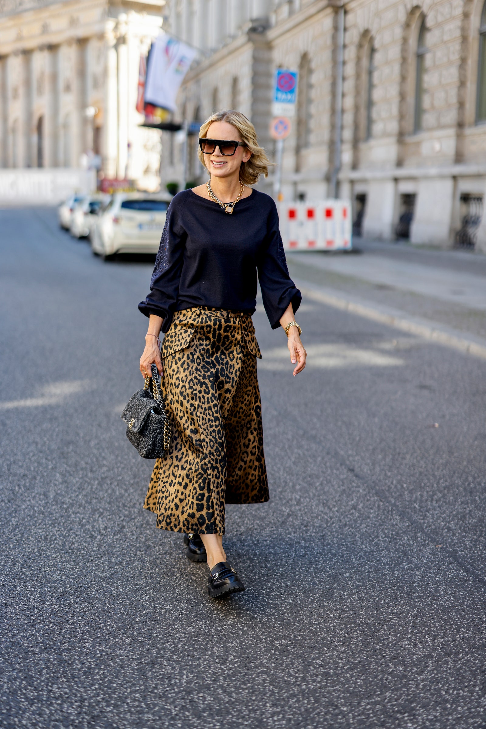 L'influencer Tamara von Nayhauss gonna leopardata Maison Common mocassini Zara borsa Chanel.