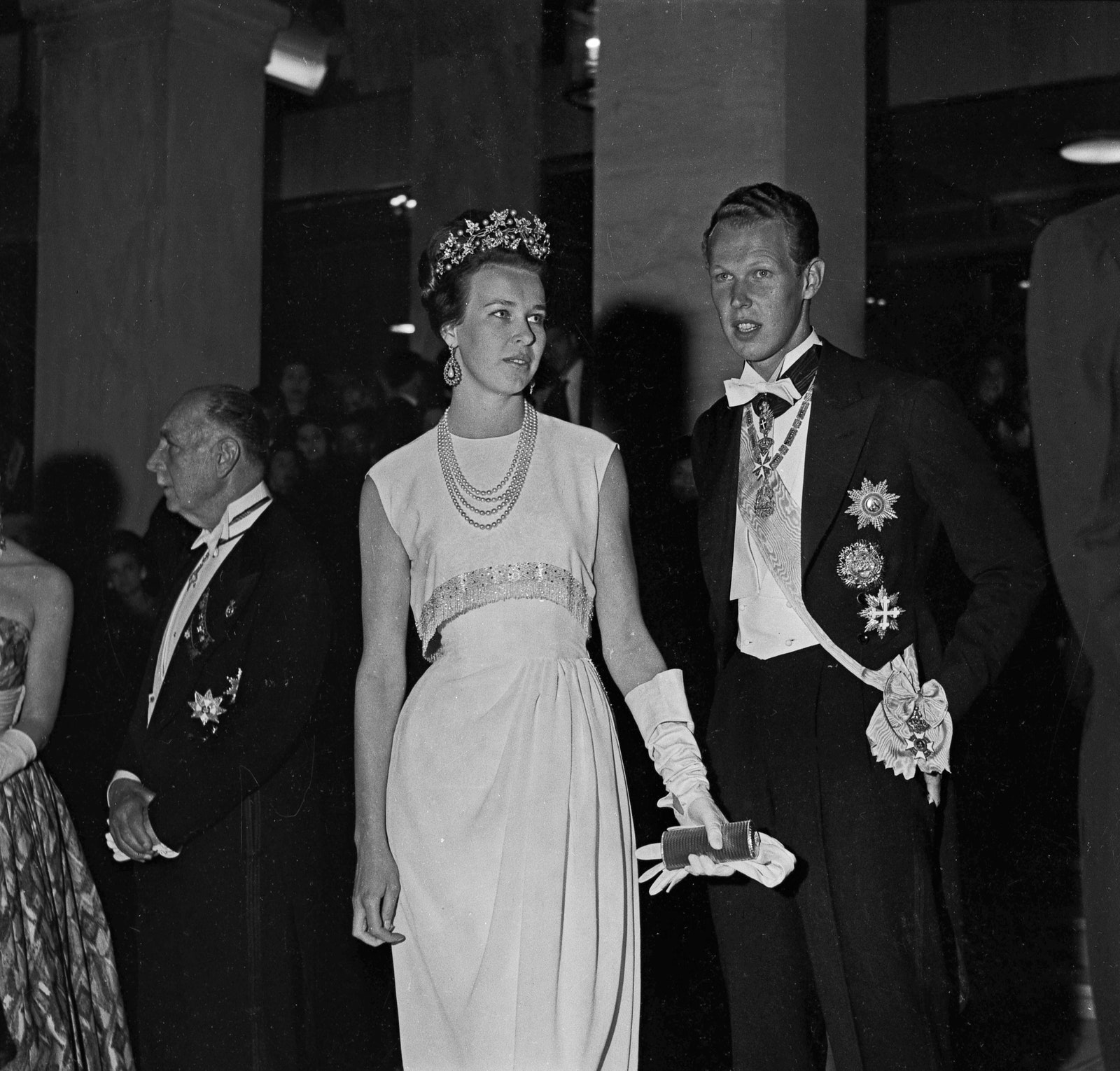 Atene Grecia 1962 Maria Beatrice e Vittorio Emanuele di Savoia nella hall dell'albergo in attesa della festa di...