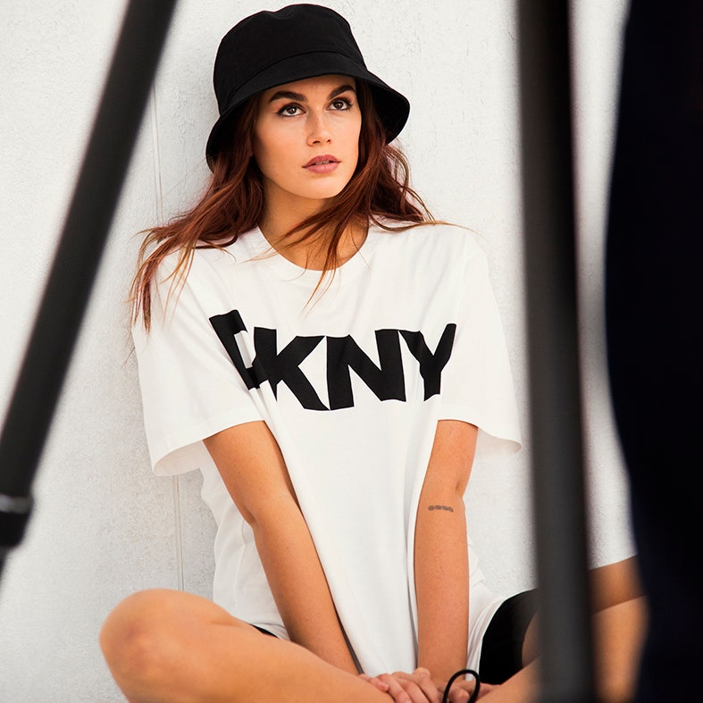 Kaia Gerber nella campagna primavera estate 2024 di DKNY è il volto perfetto della GEN Z, look inclusi