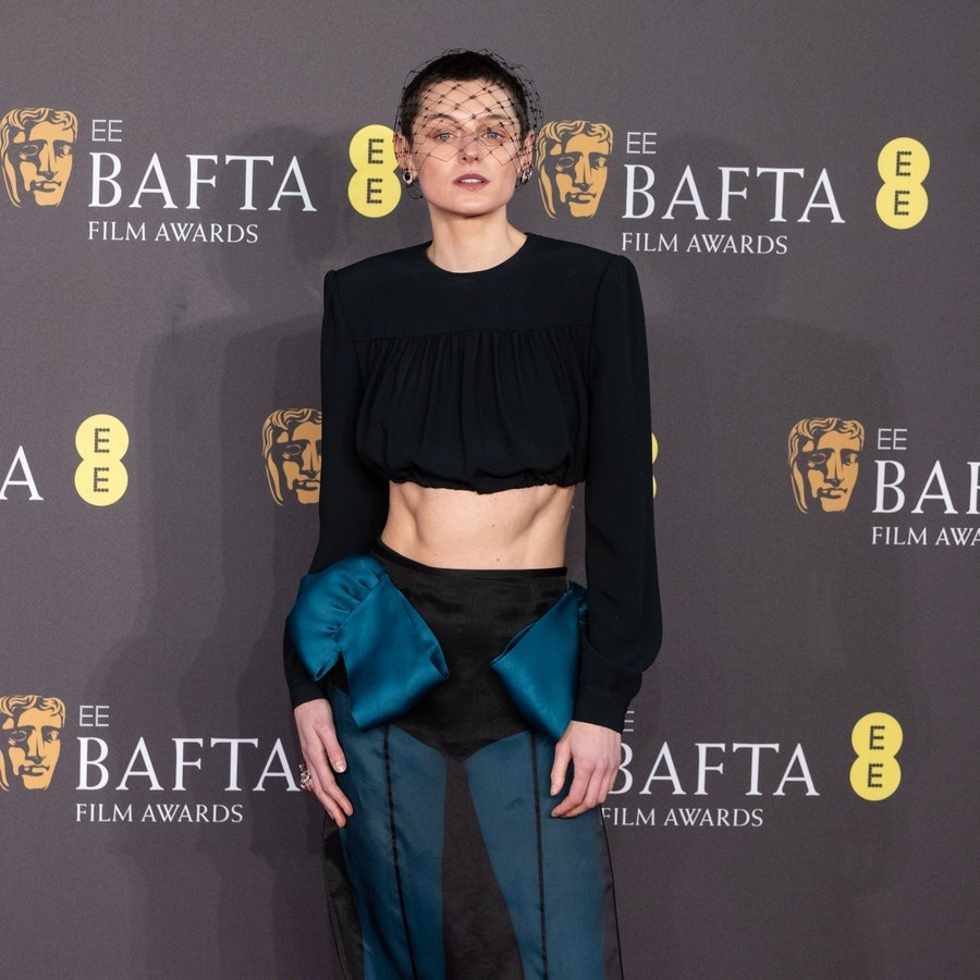 Emma Corrin ai BAFTA 2024 in Miu Miu: i collant turchesi accendono la tendenza “senza gonna e senza pantaloni”