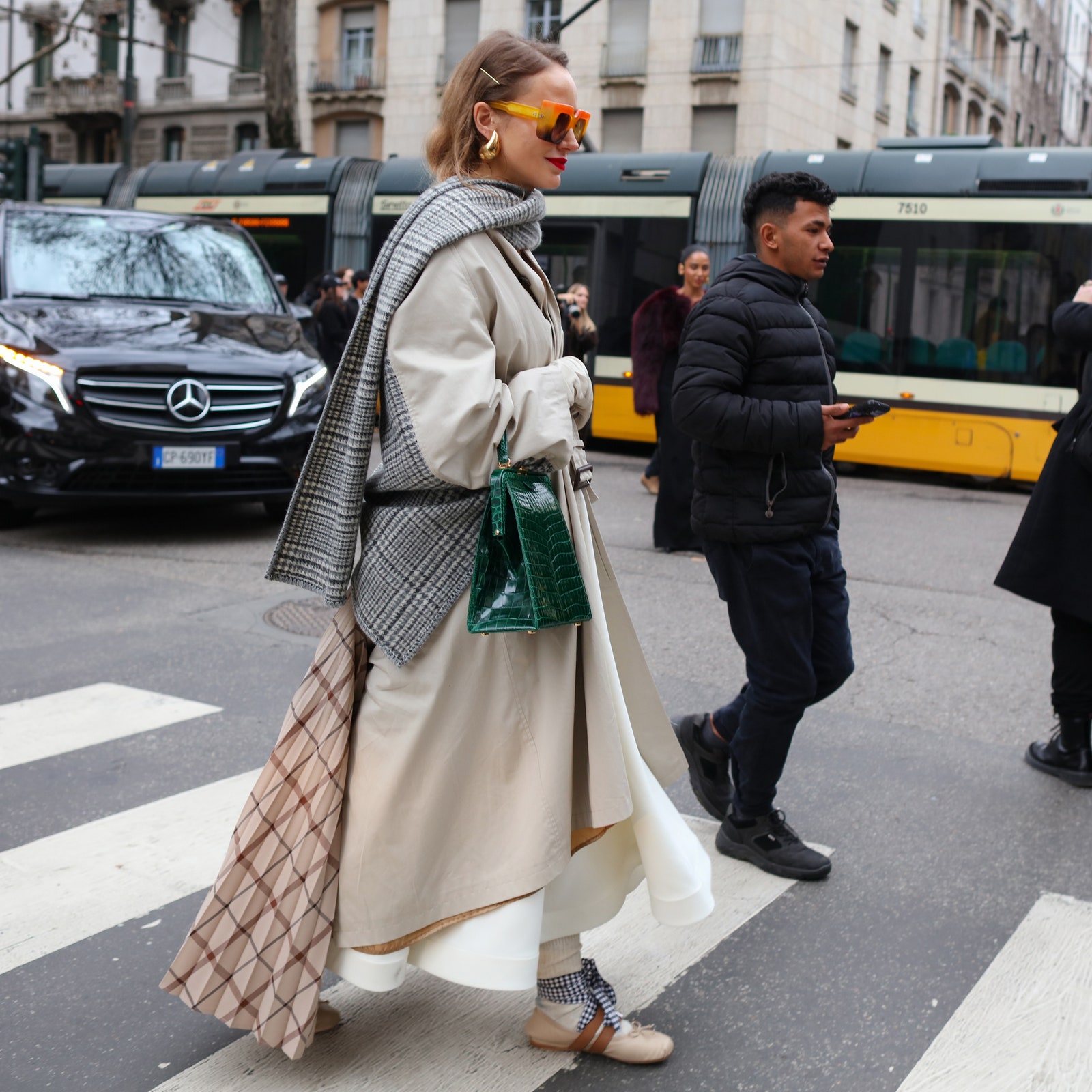 Questi sono i look street style più belli avvistati alla Milano Fashion Week 2024