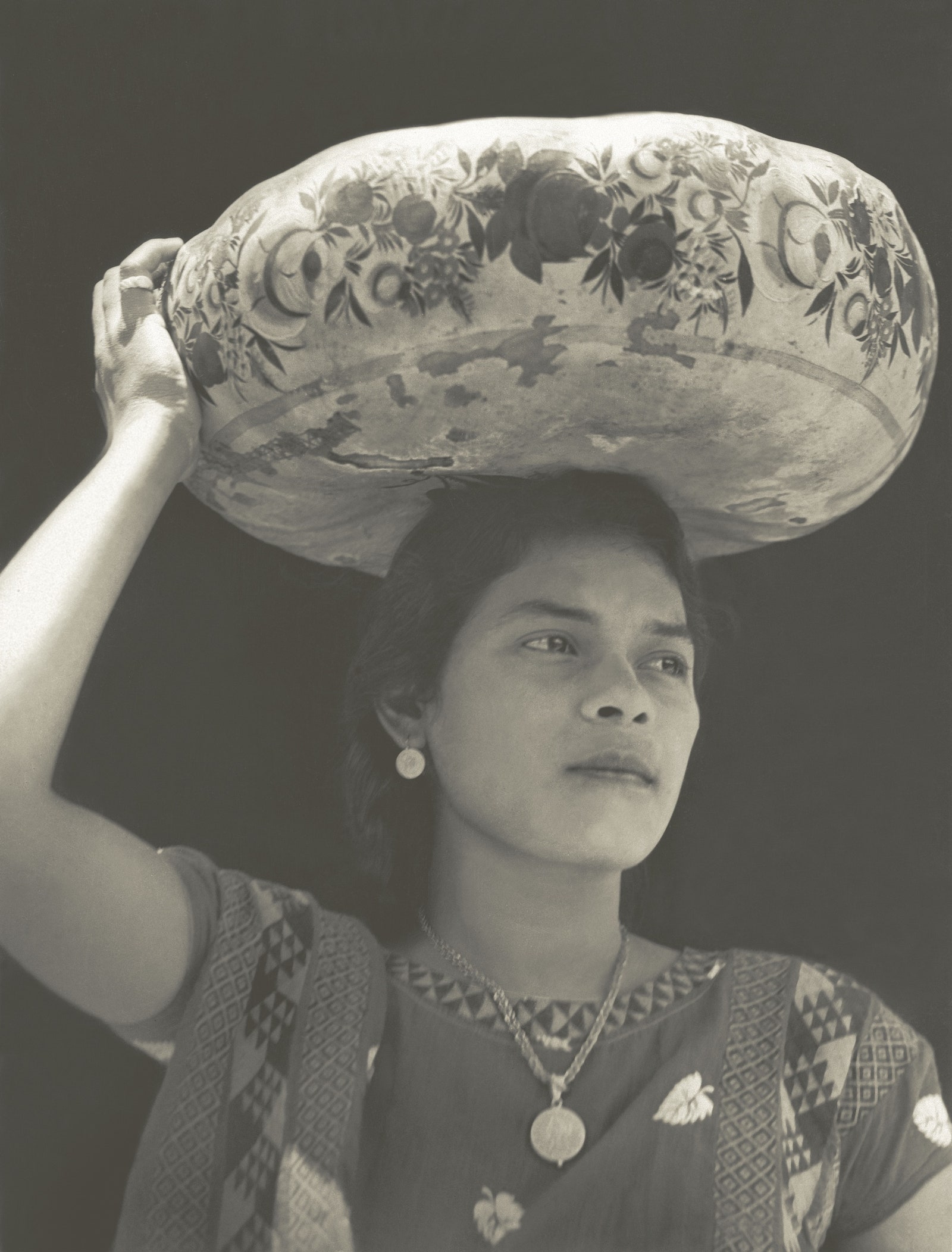 Tina Modotti Femme de Tehuantepec portant un jicalpextle 1929. Avec laimable autorisation de la galerie Throckmorton...