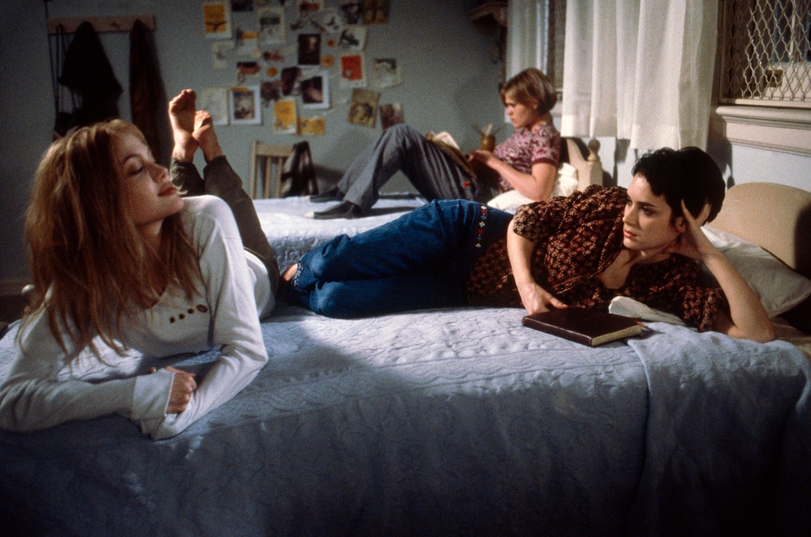 GIRL INTERRUPTED from left Angelina Jolie Clea DuVall Winona Ryder 1999. ph Suzanne Tenner©Columbia PicturesCourtesy...