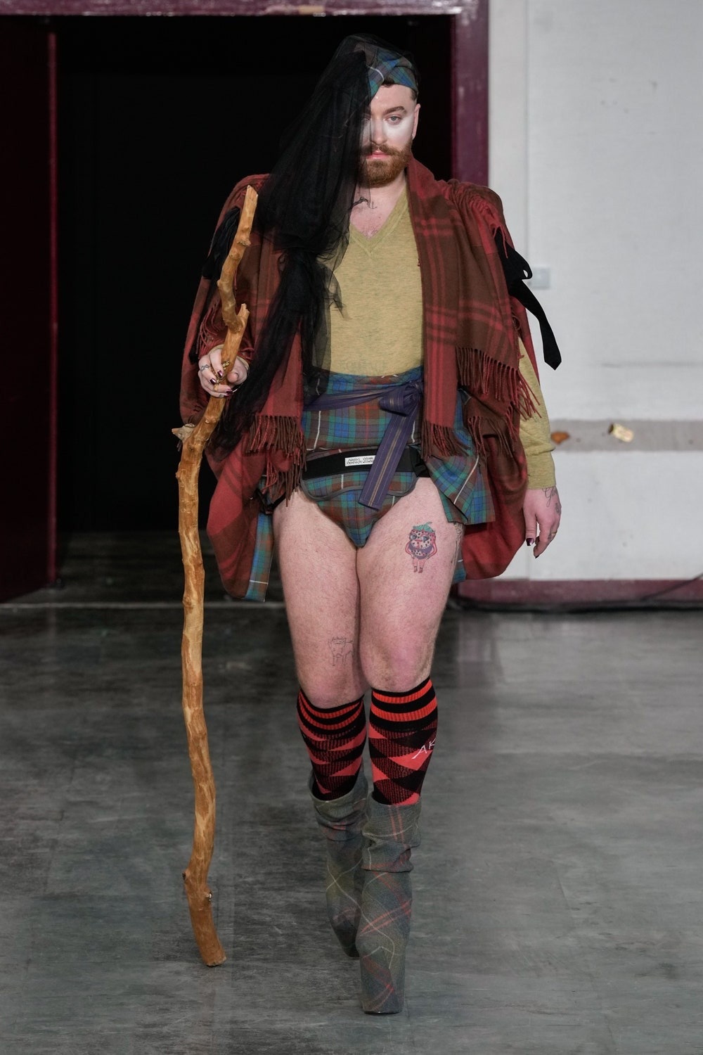 Sam Smith in passerella per la sfilata Andreas Kronthaler for Vivienne Westwood autunno inverno 2024 2025