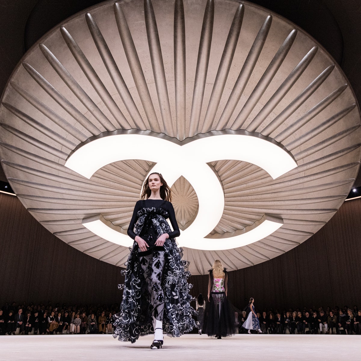 Alla Paris Fashion Week oggi sfilano Chanel, Miu Miu e Louis Vuitton: qui il calendario ufficiale