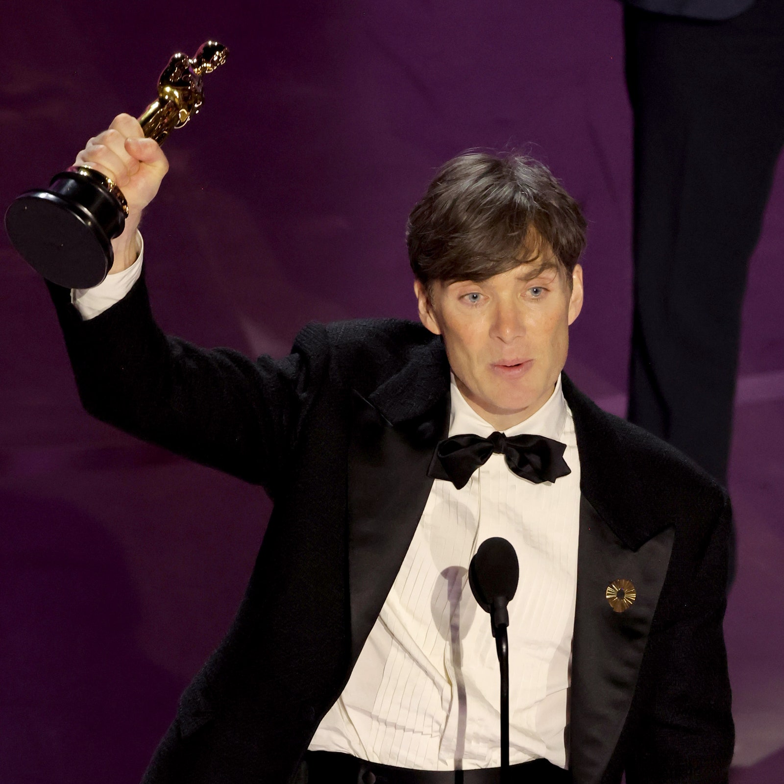 Cillian Murphy vince l'Oscar 2024 in Versace: “Dedico questo premio a chi porta la pace nel mondo”