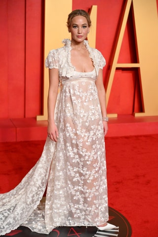 Per il Vanity Fair Oscar Party Jennifer Lawrence ha scelto un abito dall'archivio Givenchy. L'abito bianco dal taglio...