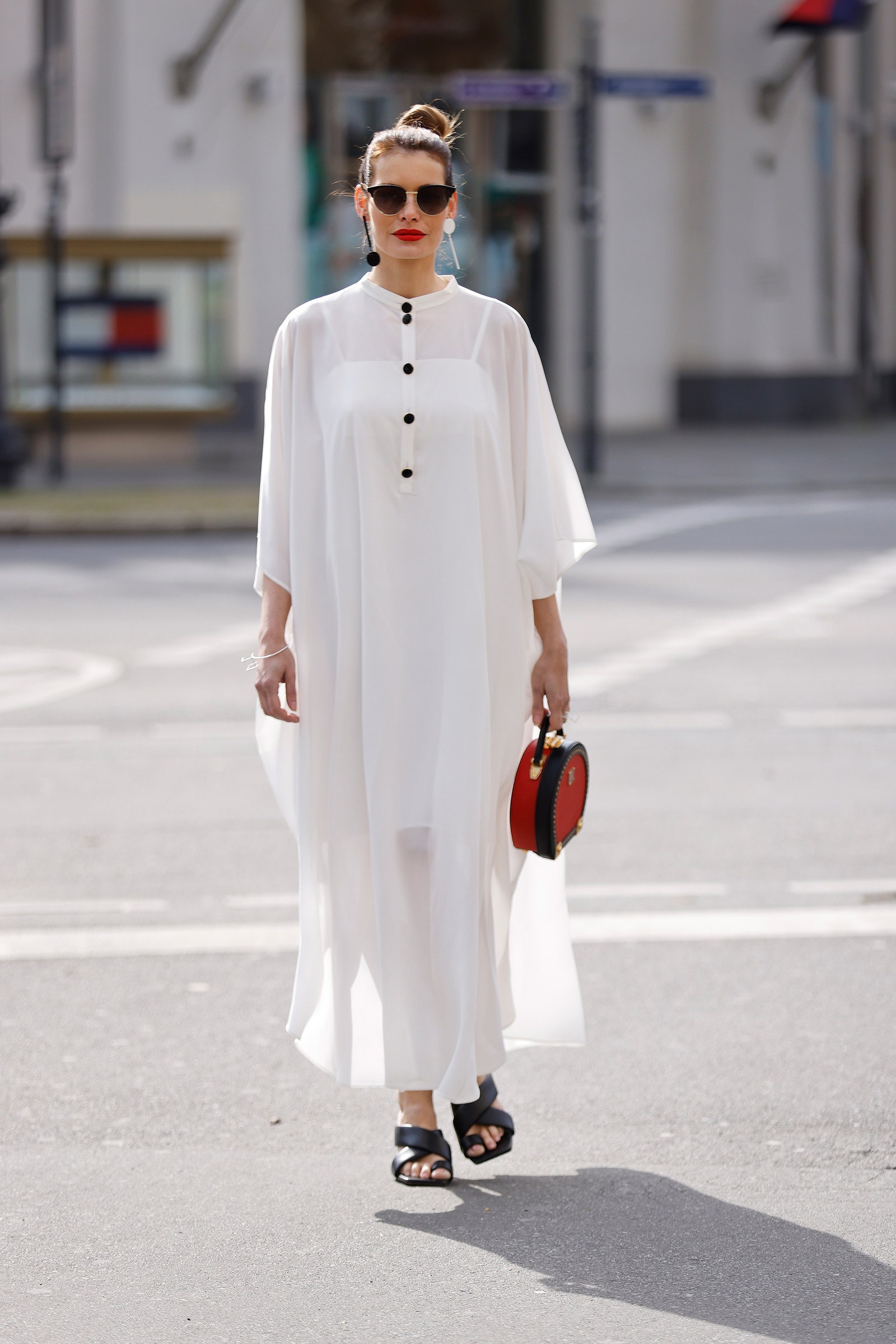 Mujer luce un kaftan con sandalias mules en tendencia del street style