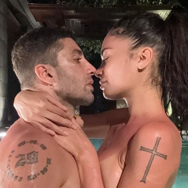 Elodie e Iannone innamorati in piscina: tutta la loro storia d'amore