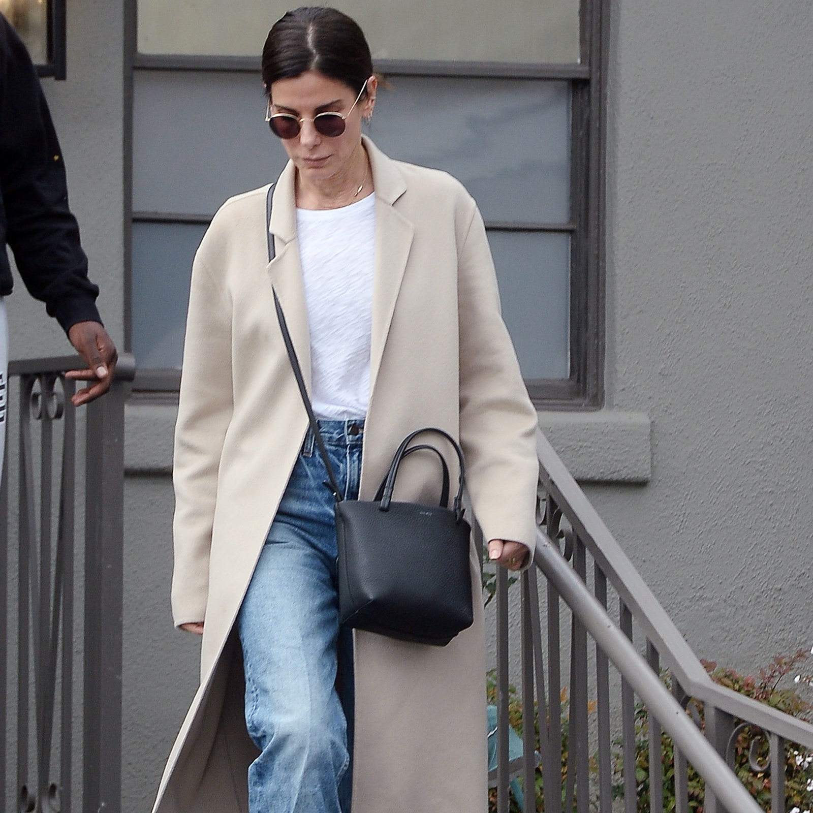 Sandra Bullock, jeans larghi e Birkenstock per il look Quiet Luxury versione casual