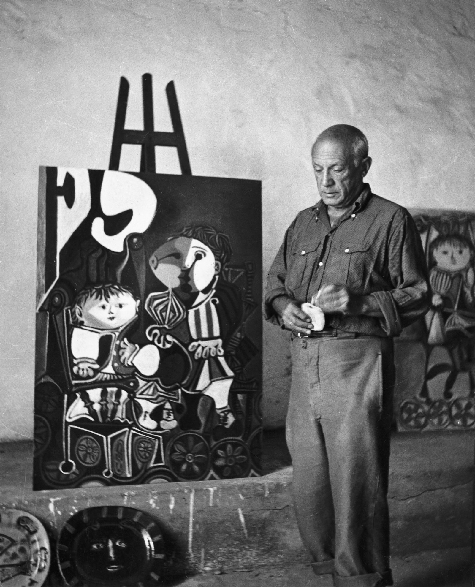 Pablo Picasso davanti al ritratto dei suoi figli Claude e Paloma 1950