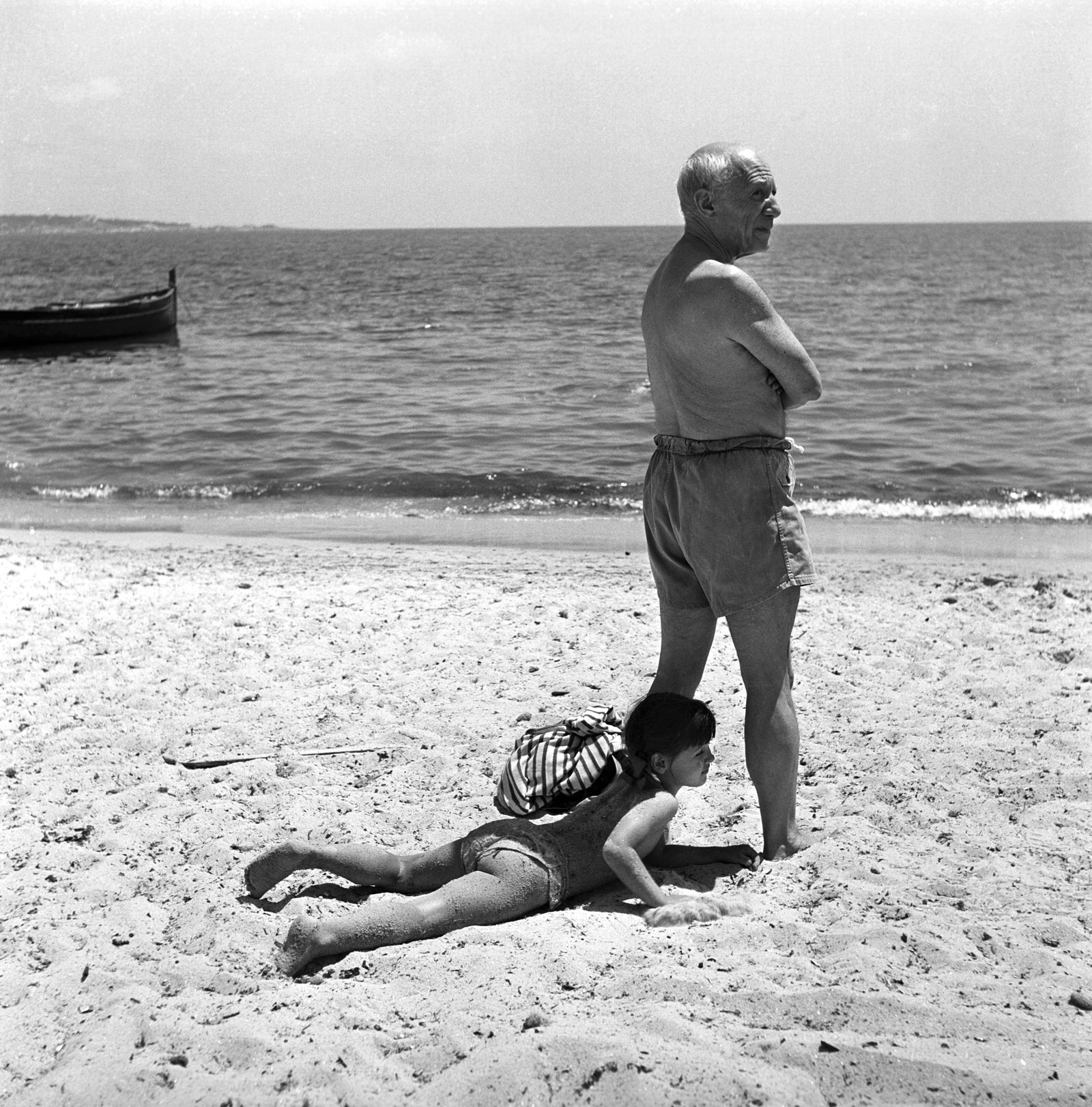 Pablo Picasso con la figlia Paloma a Golfe Juan 1955