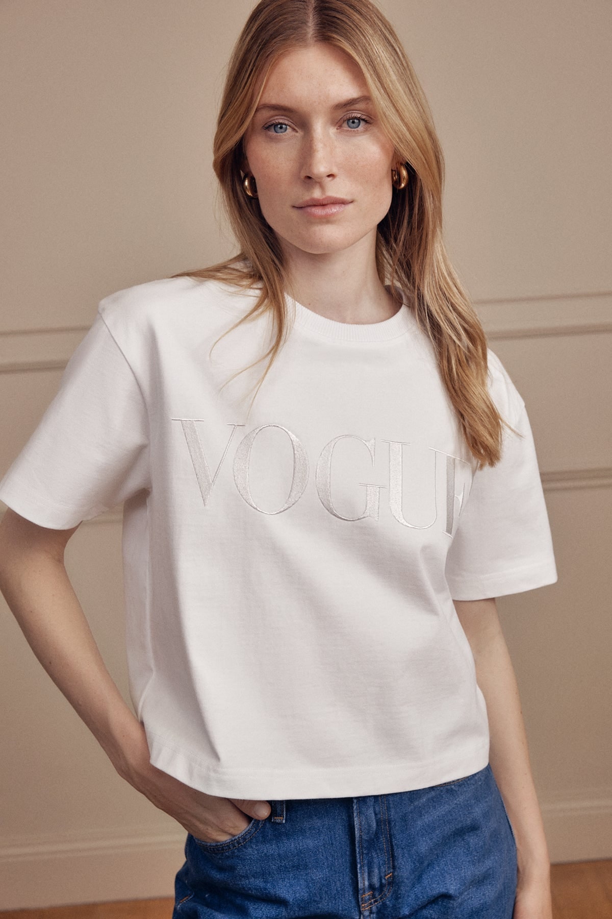 Tshirt cropped VOGUE bianca con logo ricamato tono su tono