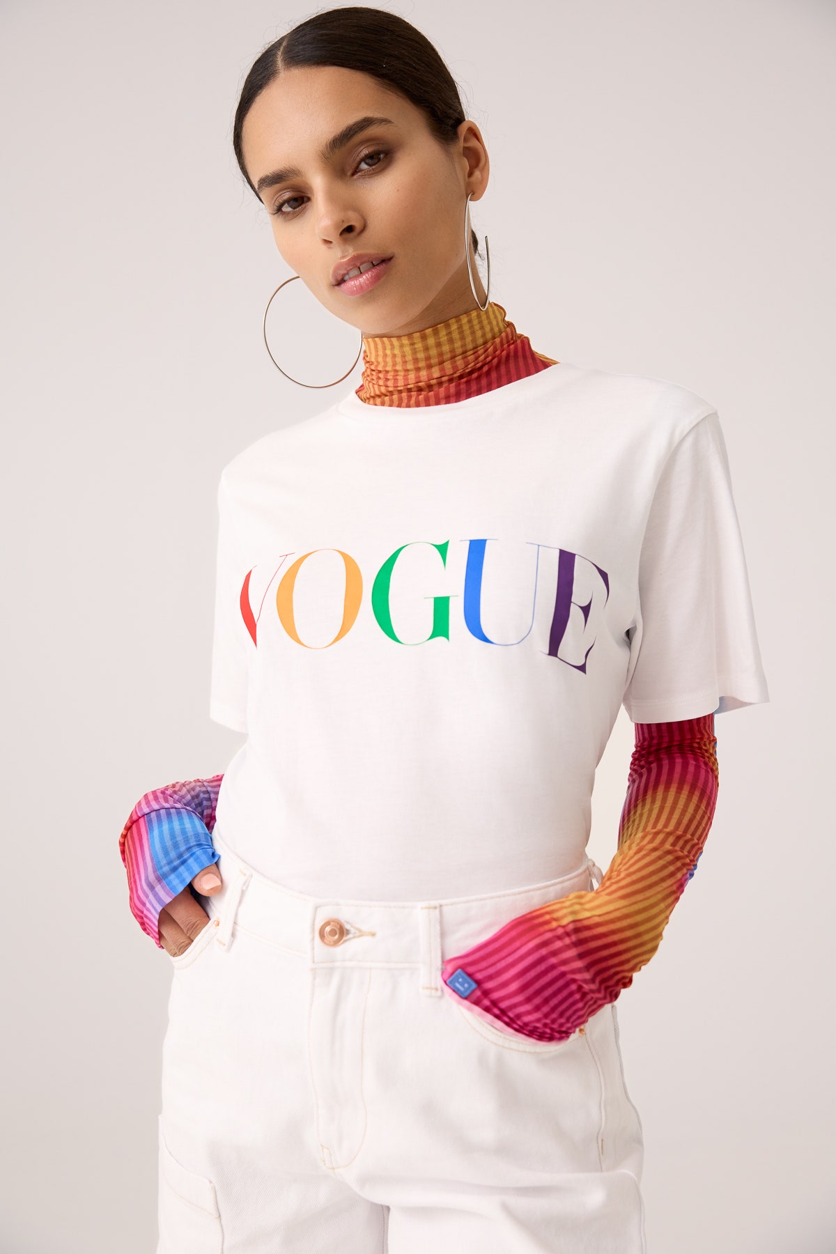 TShirt VOGUE bianca con logo colorato