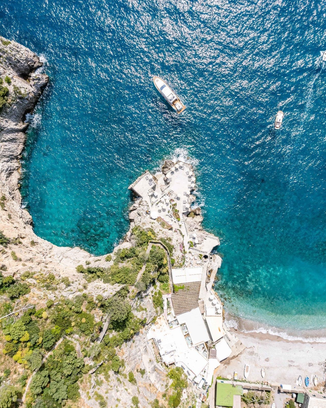 Dalla Riviera alla Costiera abbiamo scoperto i 10 beach club più unconventional d'Italia