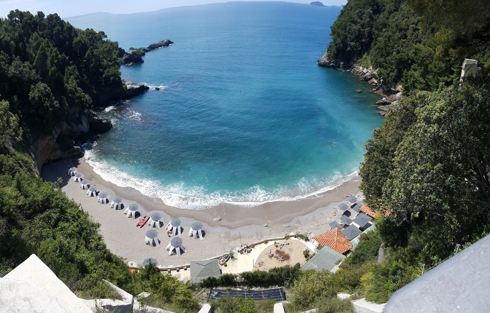 Dalla Riviera alla Costiera abbiamo scoperto i 10 beach club più unconventional d'Italia