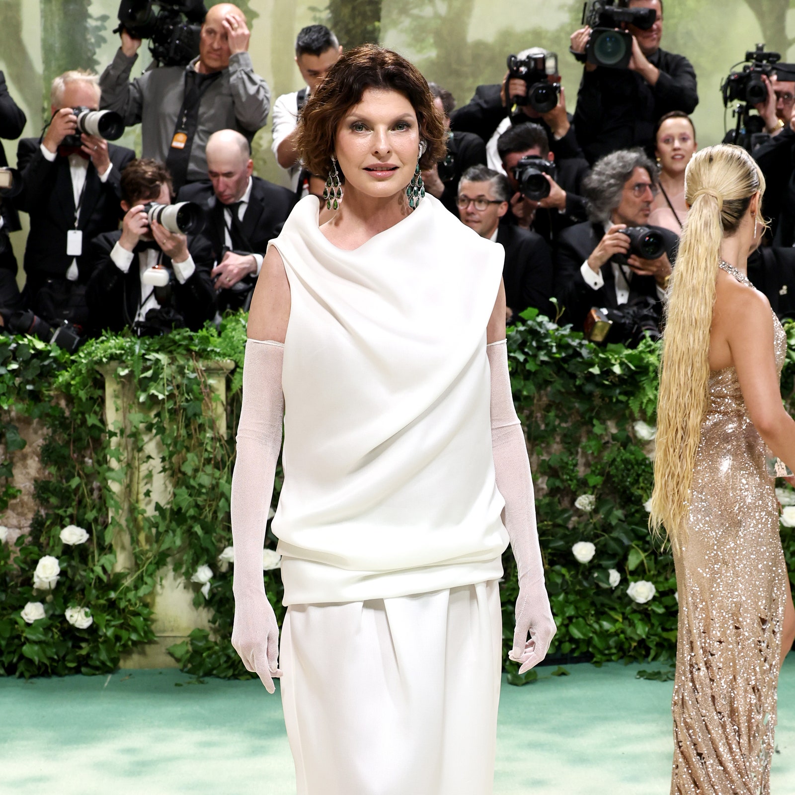 Linda Evangelista torna al Met Gala 2024 dopo molti anni con un abito minimalista “leggero come una nuvola”