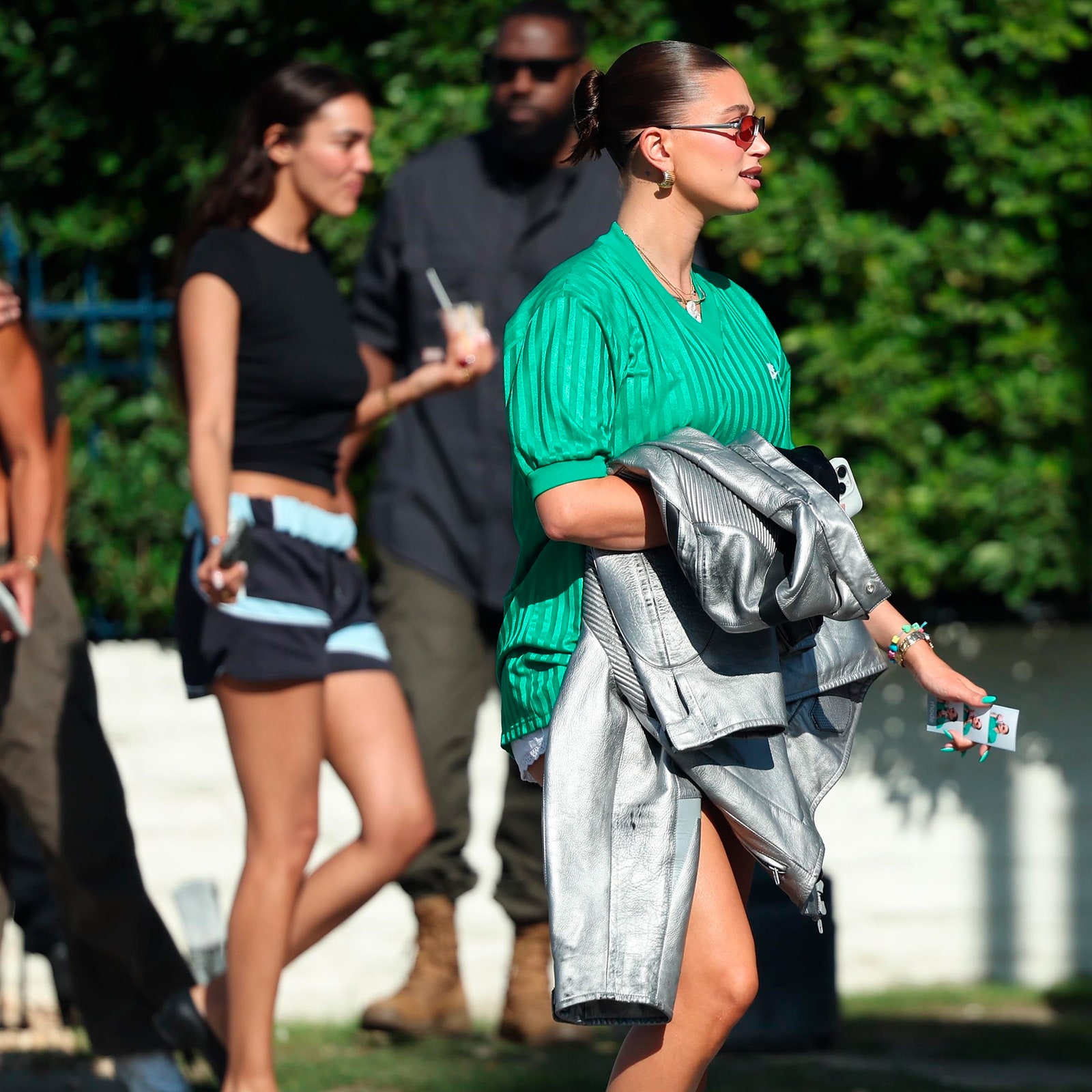 Hailey Bieber in mary jane e calzini bianchi, il suo look da mamma in attesa comoda ma chic