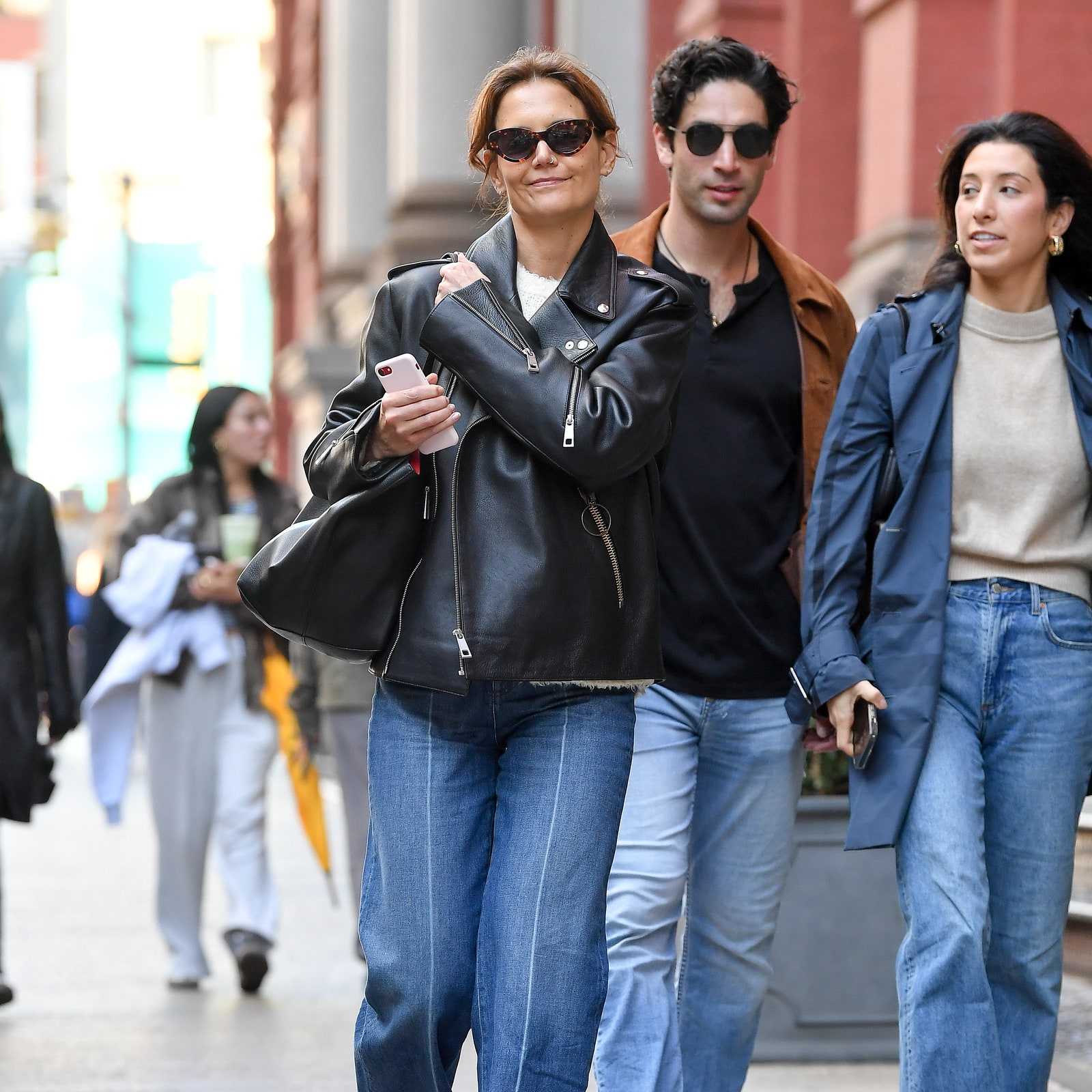 Katie Holmes in giacca biker, jeans con la piega e mocassini inaugura lo stile classic rebel